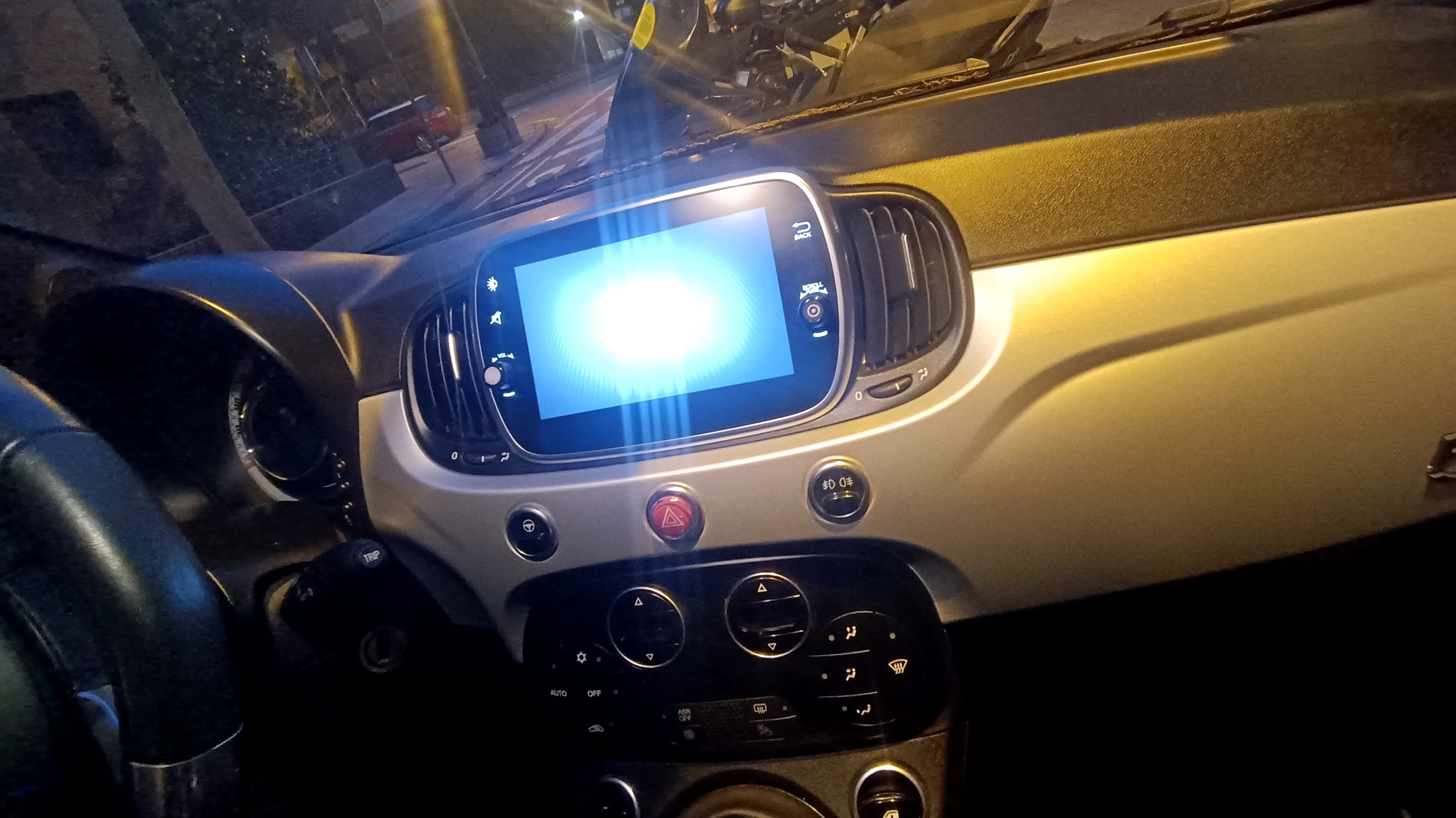 Fiat 500 Lounge Hybrido with Android Auto