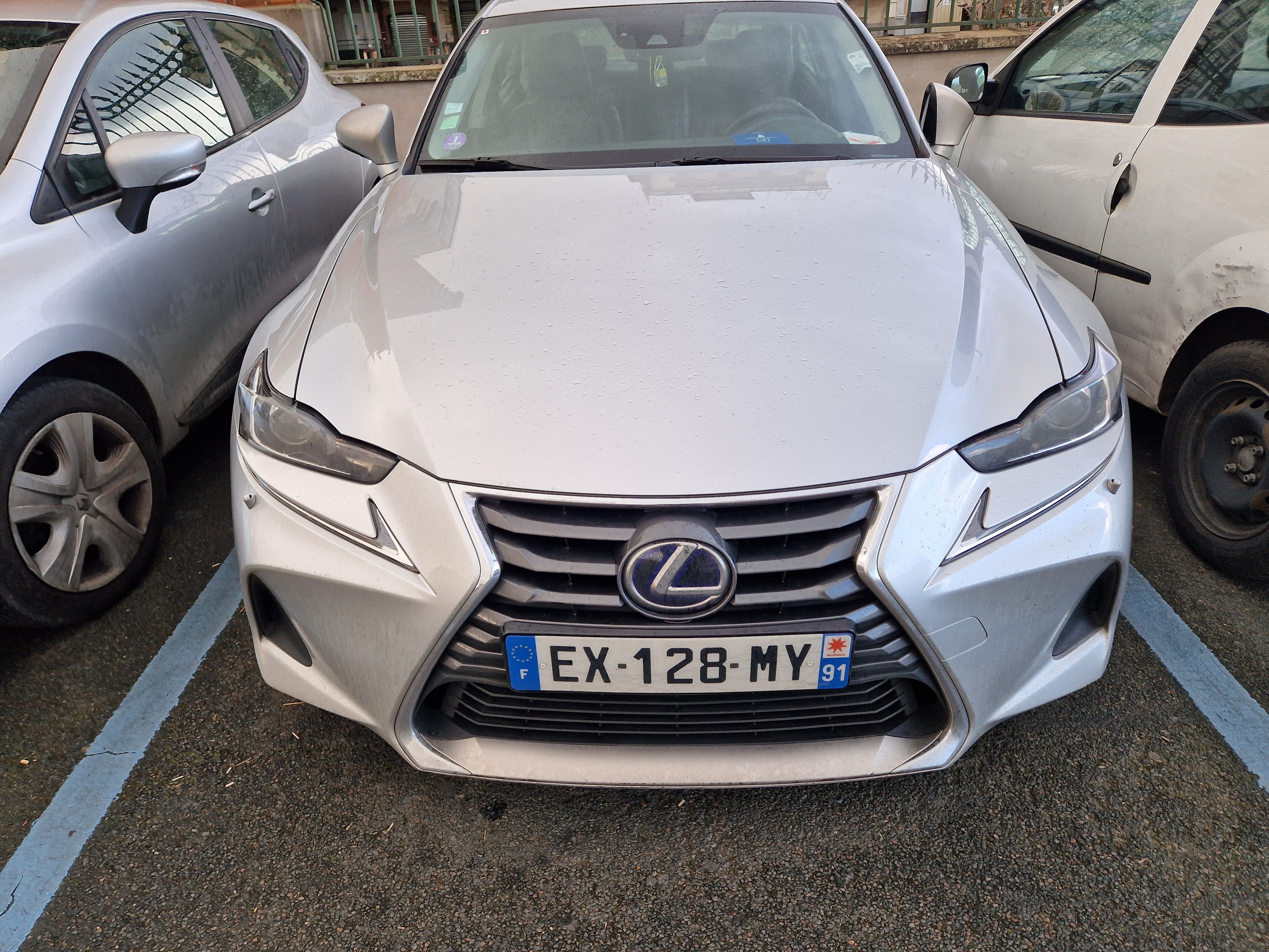 Lexus IS, 2018, Essence 98 / Électrique (hybride), automatique