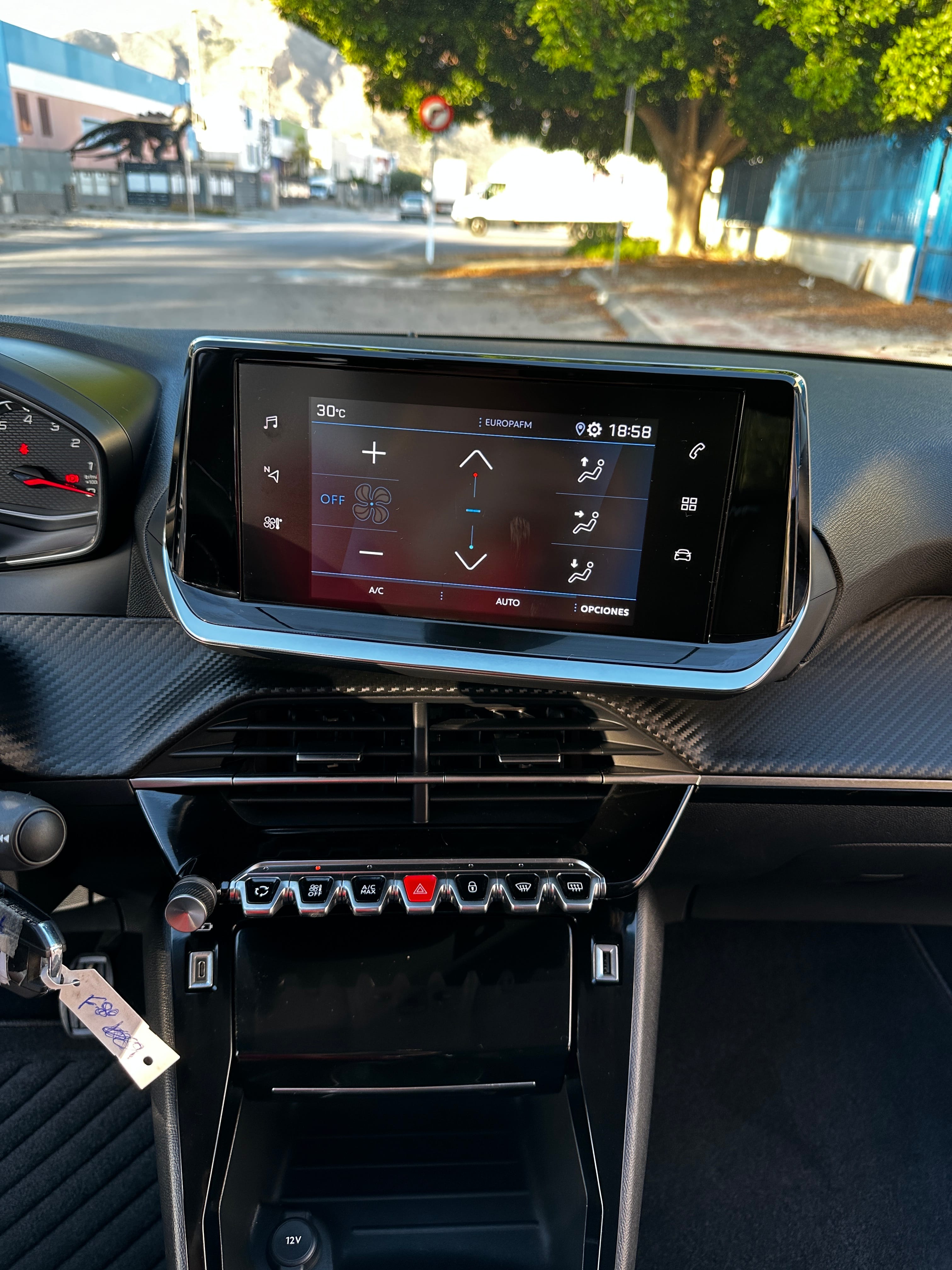 Peugeot 208 con Silla infantil