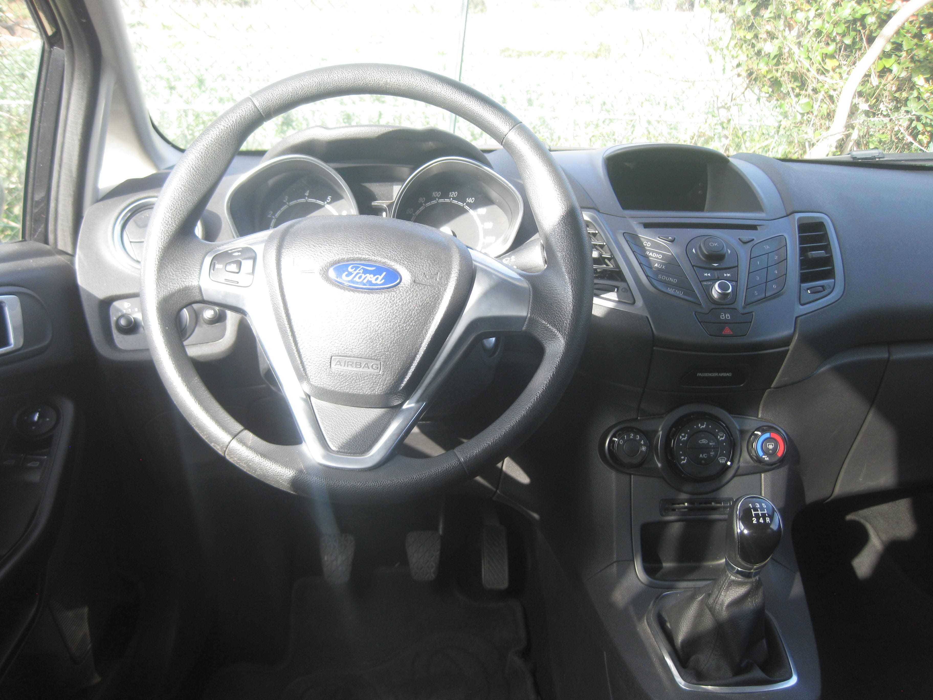 Ford Fiesta VI 5 portes 2015 noire avec Siège bébé