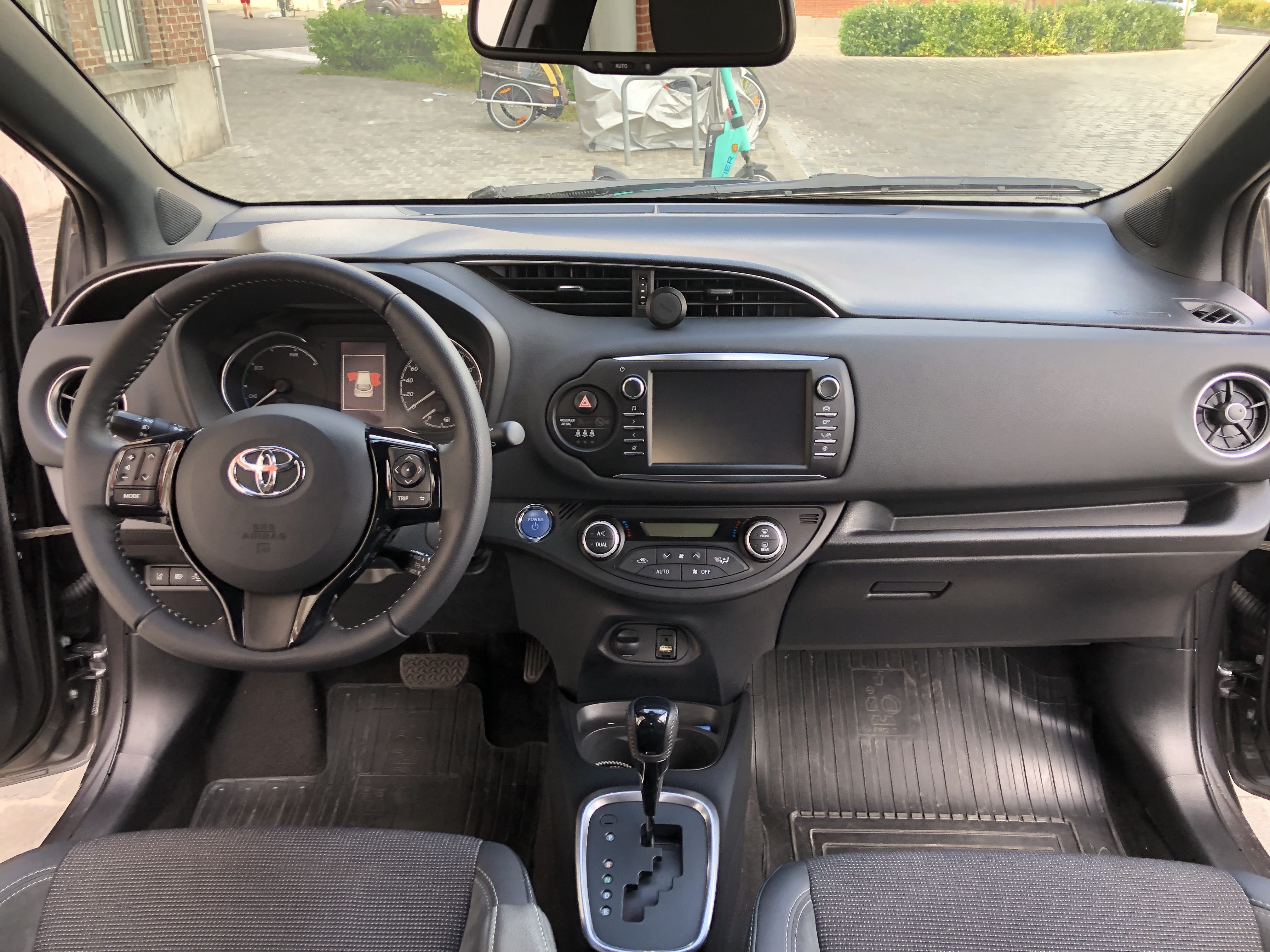 Toyota Yaris Hybride met Autostoel baby
