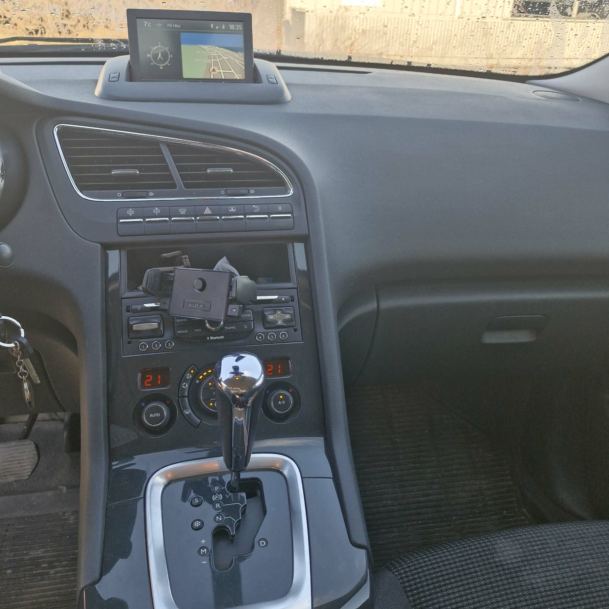 Peugeot 5008 avec GPS
