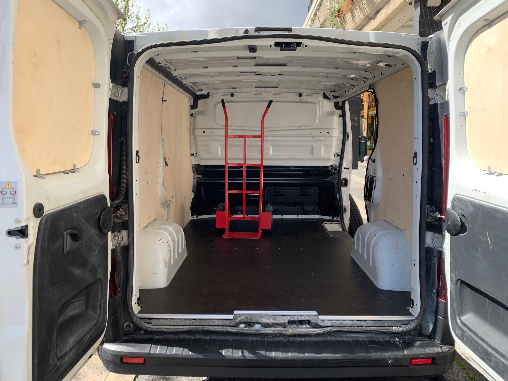 Renault Trafic 6m3 DCI 95cv Clim-Camera-GPS-CarPlay-Android et Bluetooth USB avec diable with Bluetooth audio