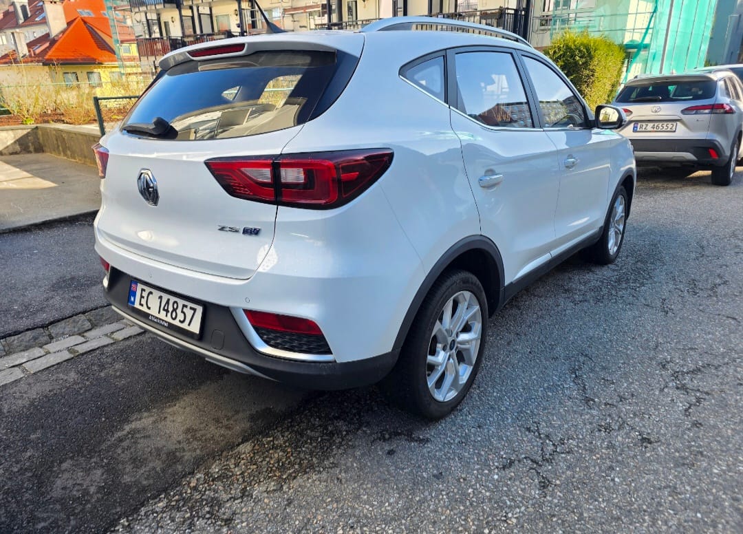 MG ZS EV med GPS