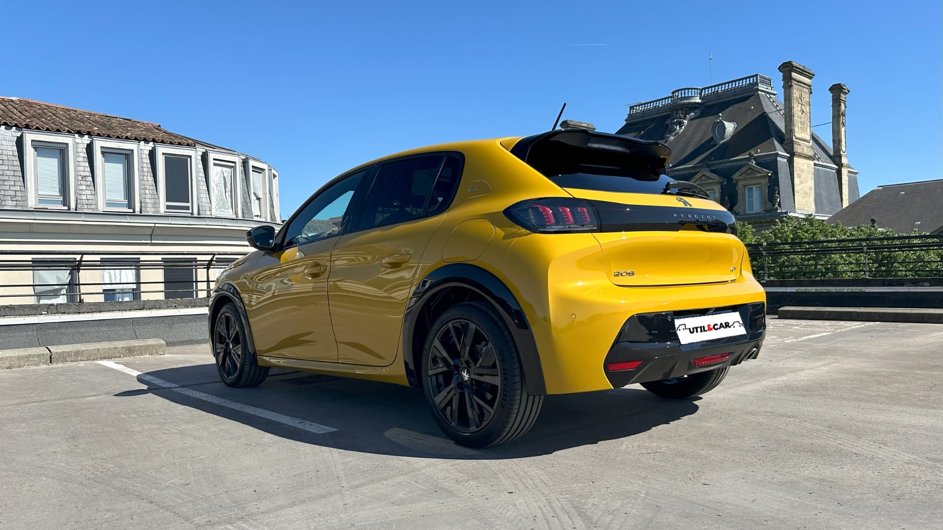 Peugeot 208 GT Line JAUNE | AUTO | GPS | GARE ST-JEAN (750m) avec Régulateur de vitesse