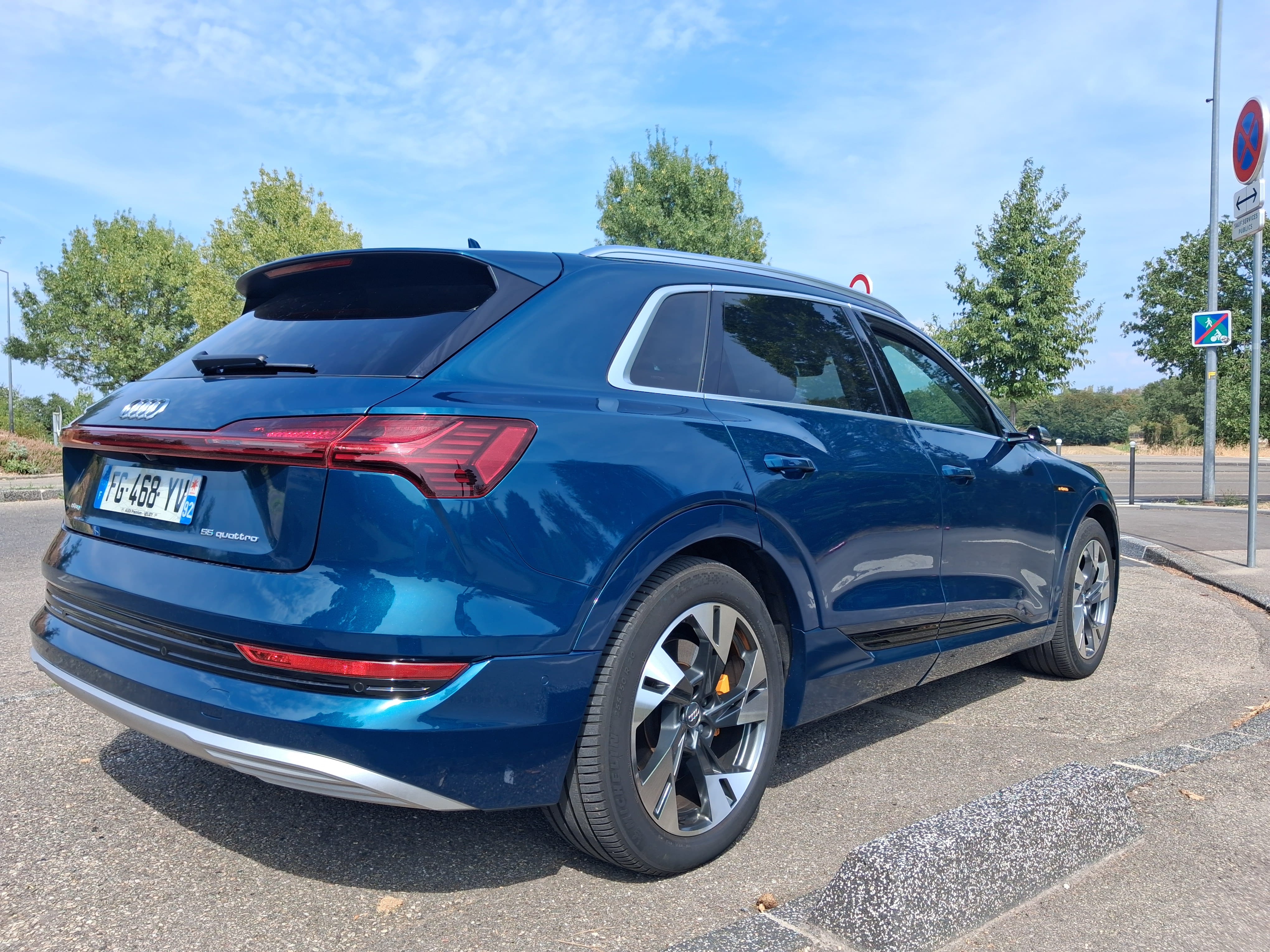Audi e-tron 100% électrique.  Autonomie 300km. avec Caméra de recul