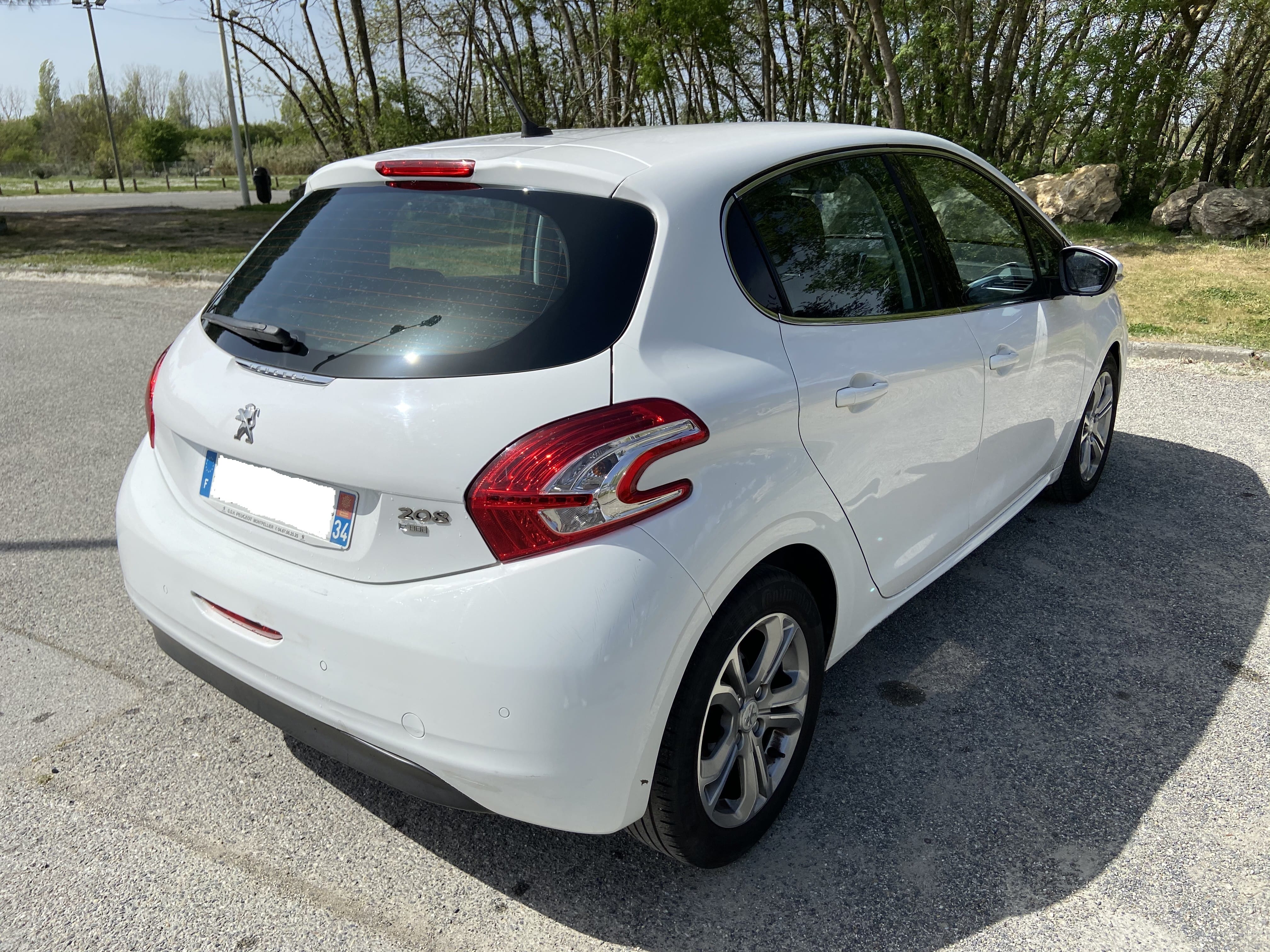 Peugeot 208 (CJ256GD)