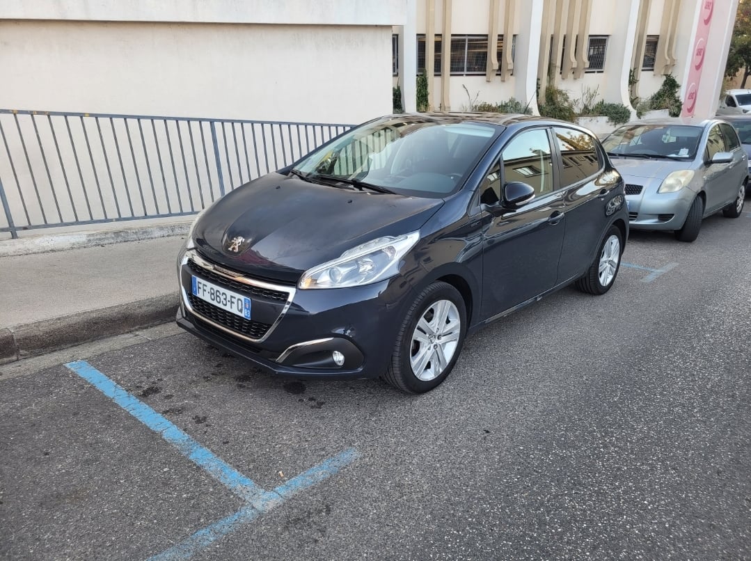 Peugeot 208 SIGNATURE avec GPS