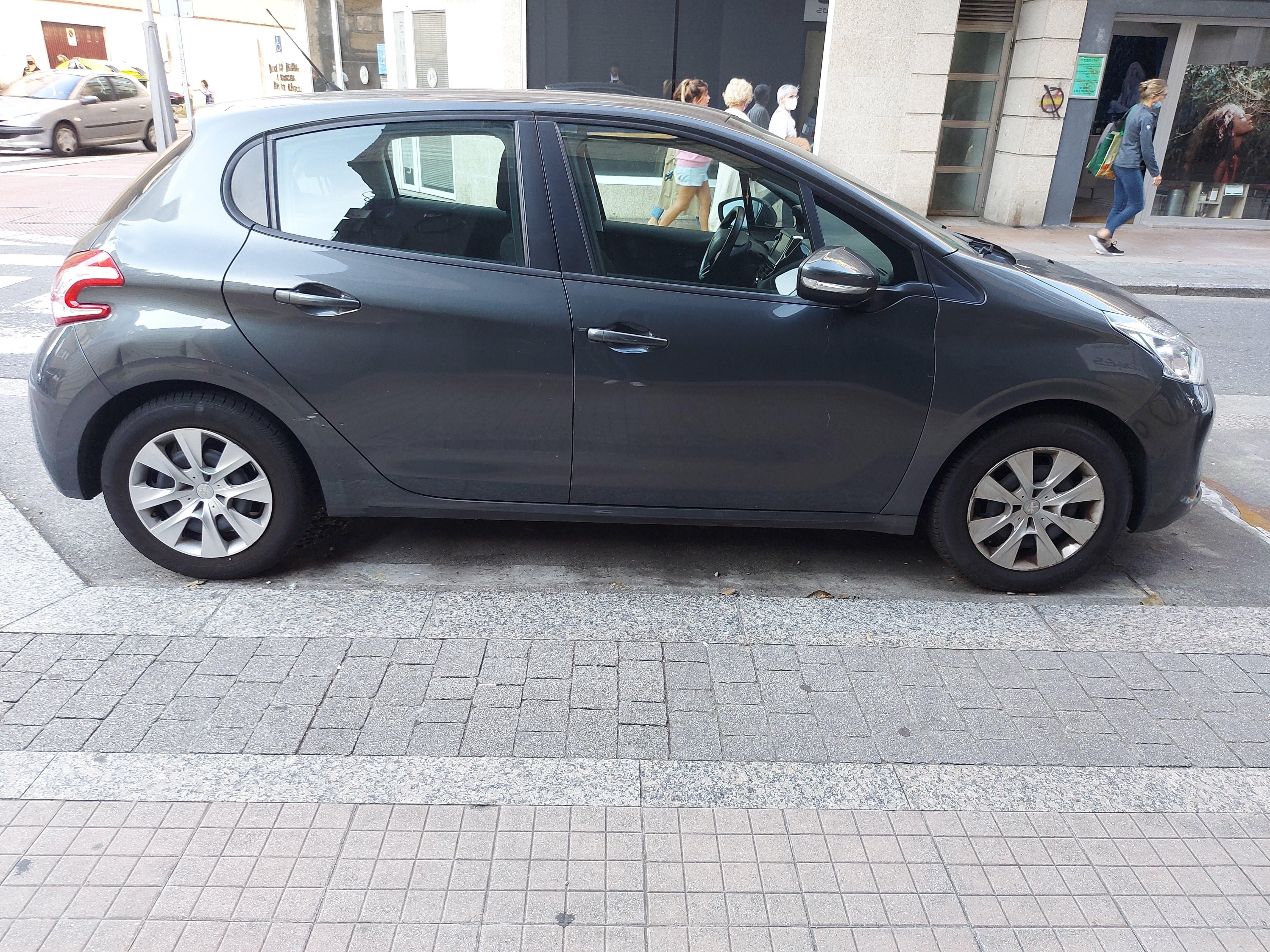Peugeot 208 con Aire acondicionado