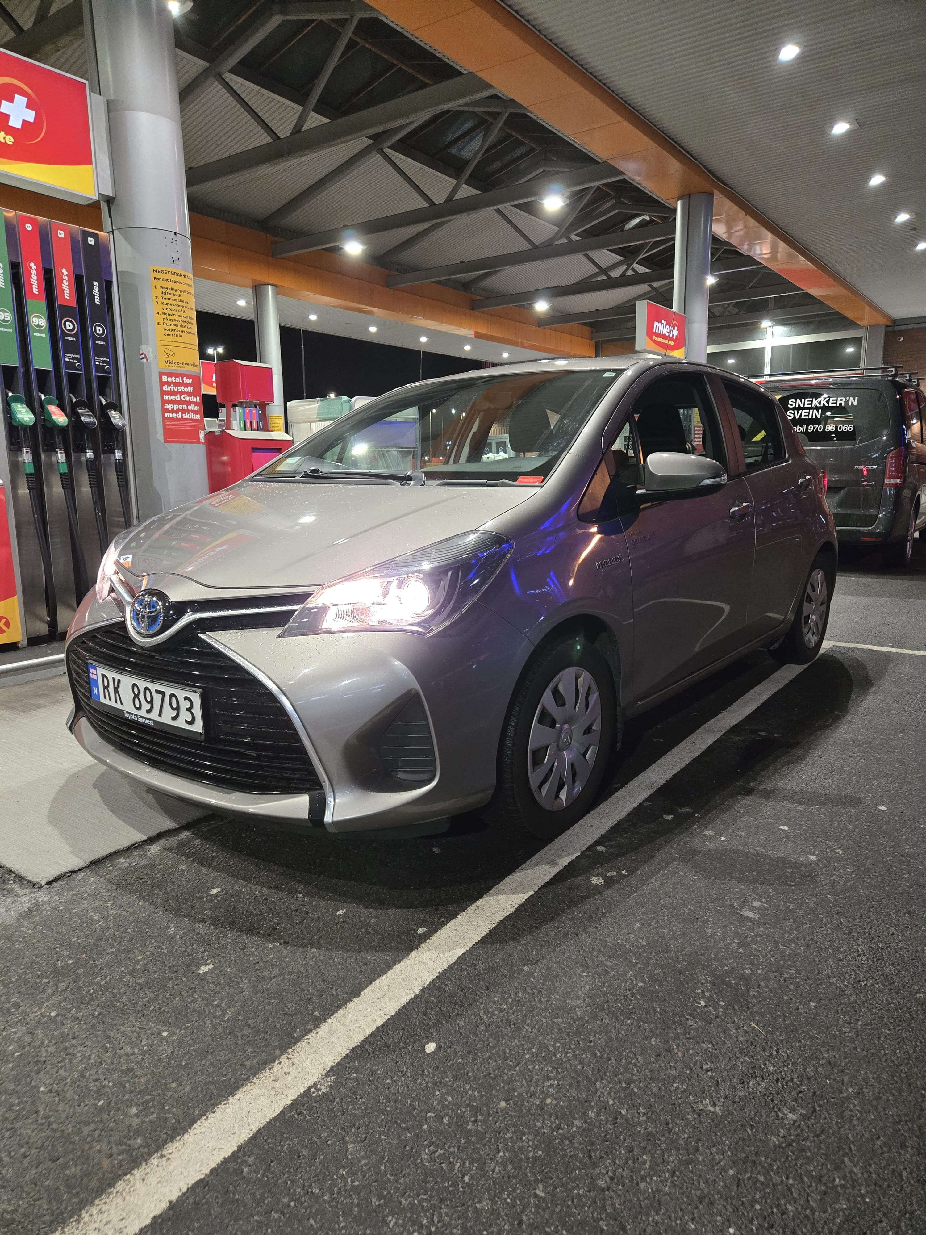 Toyota Yaris Hybrid 1,5 Bensin, Automat, inkl. BEBOERKORT SONE parkering, 2015, Blyfri 95, automatisk