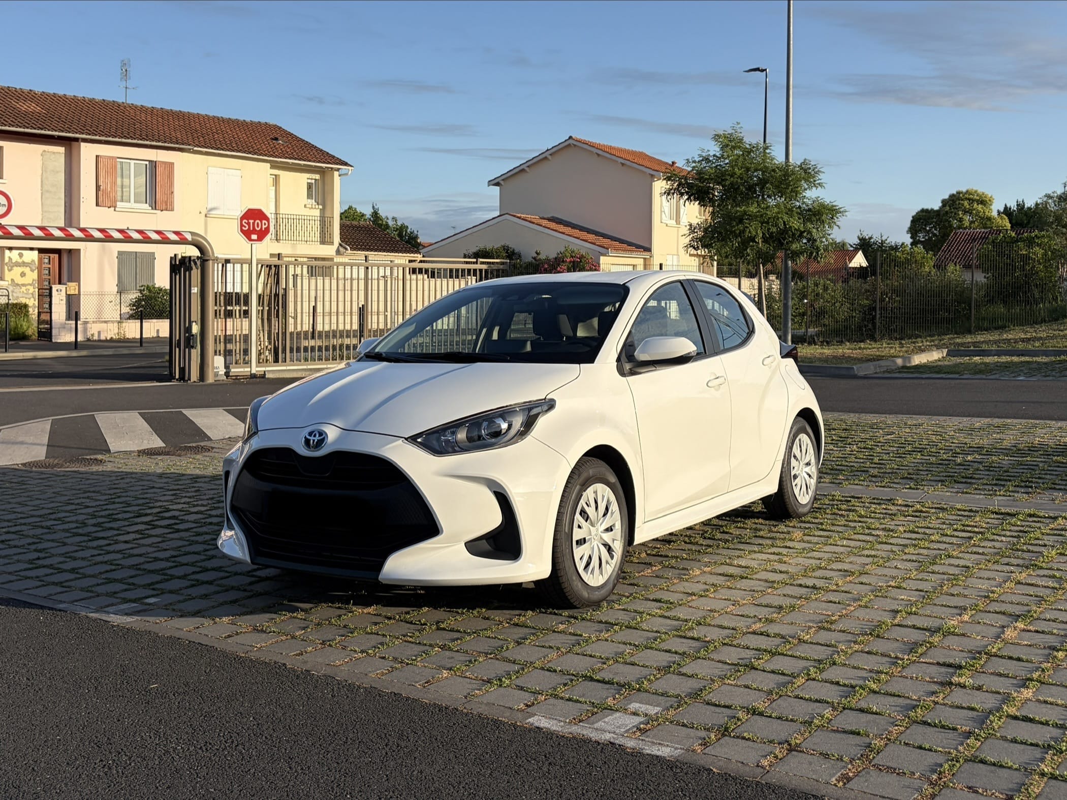 Toyota Yaris, 2023, Essence 95 / Électrique (hybride), automatique