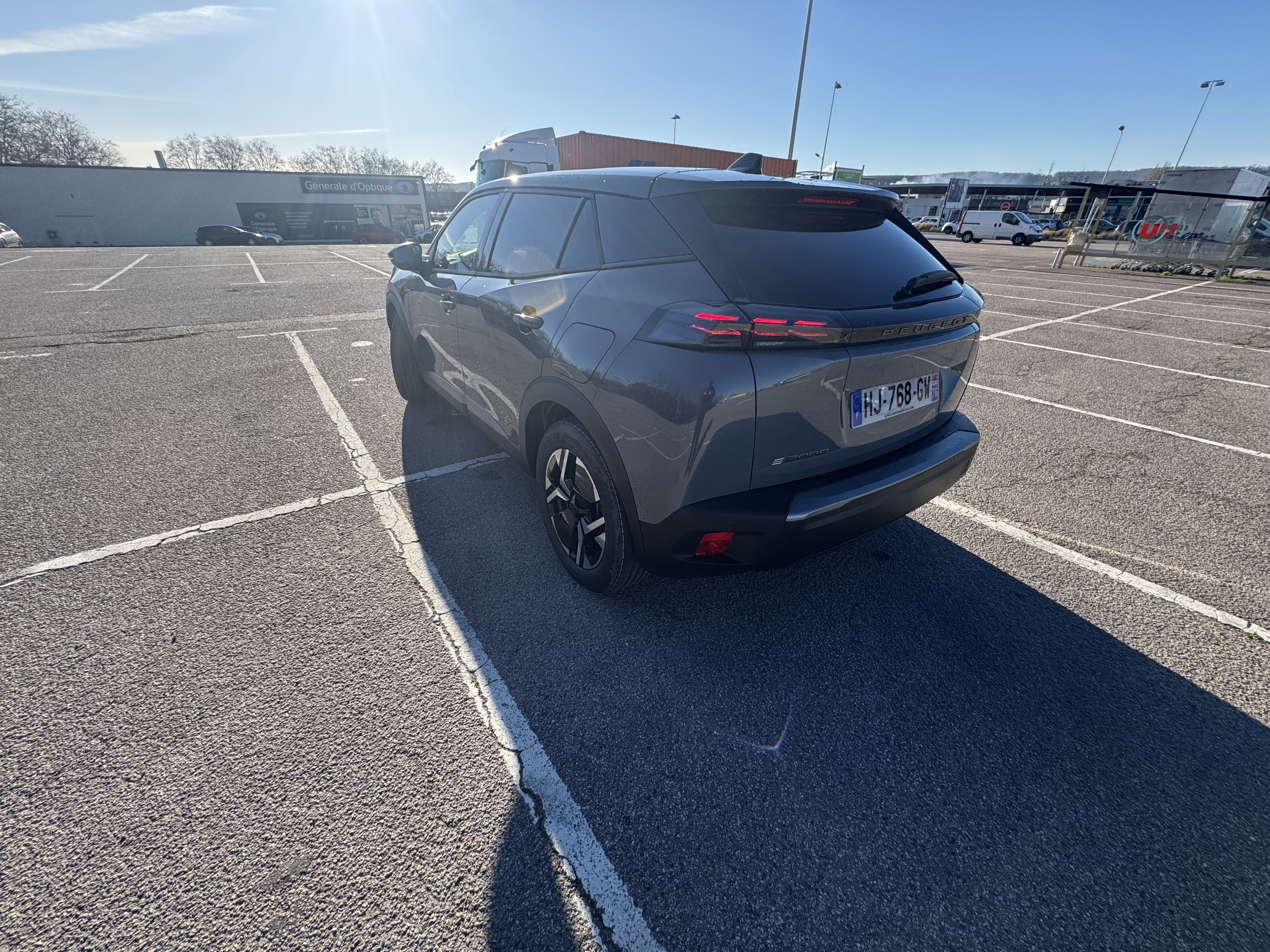 Peugeot e-2008 GT avec GPS