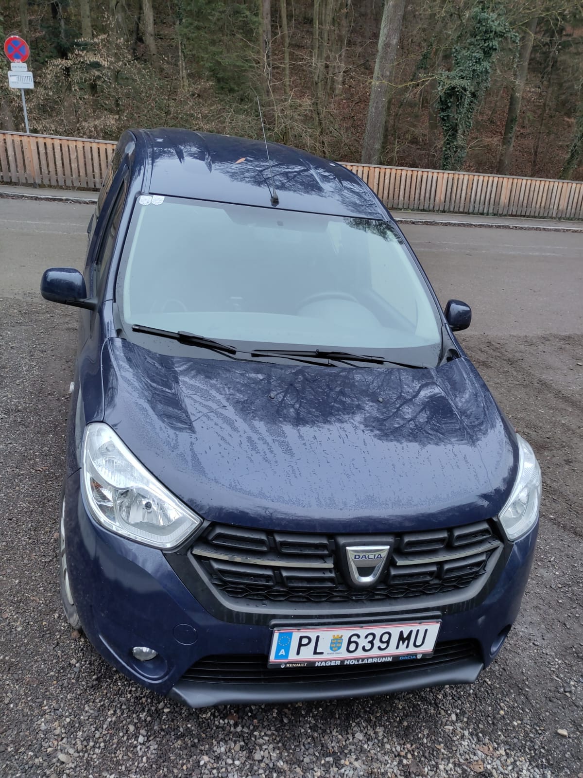 Dacia Dokker Van mit Kindersitz