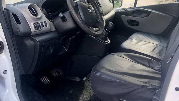 Renault Trafic Passenger Louez le Renault Trafic 9 places – Espace, Confort et Économie - Tous Vos Déplacements avec Entrée audio / iPod