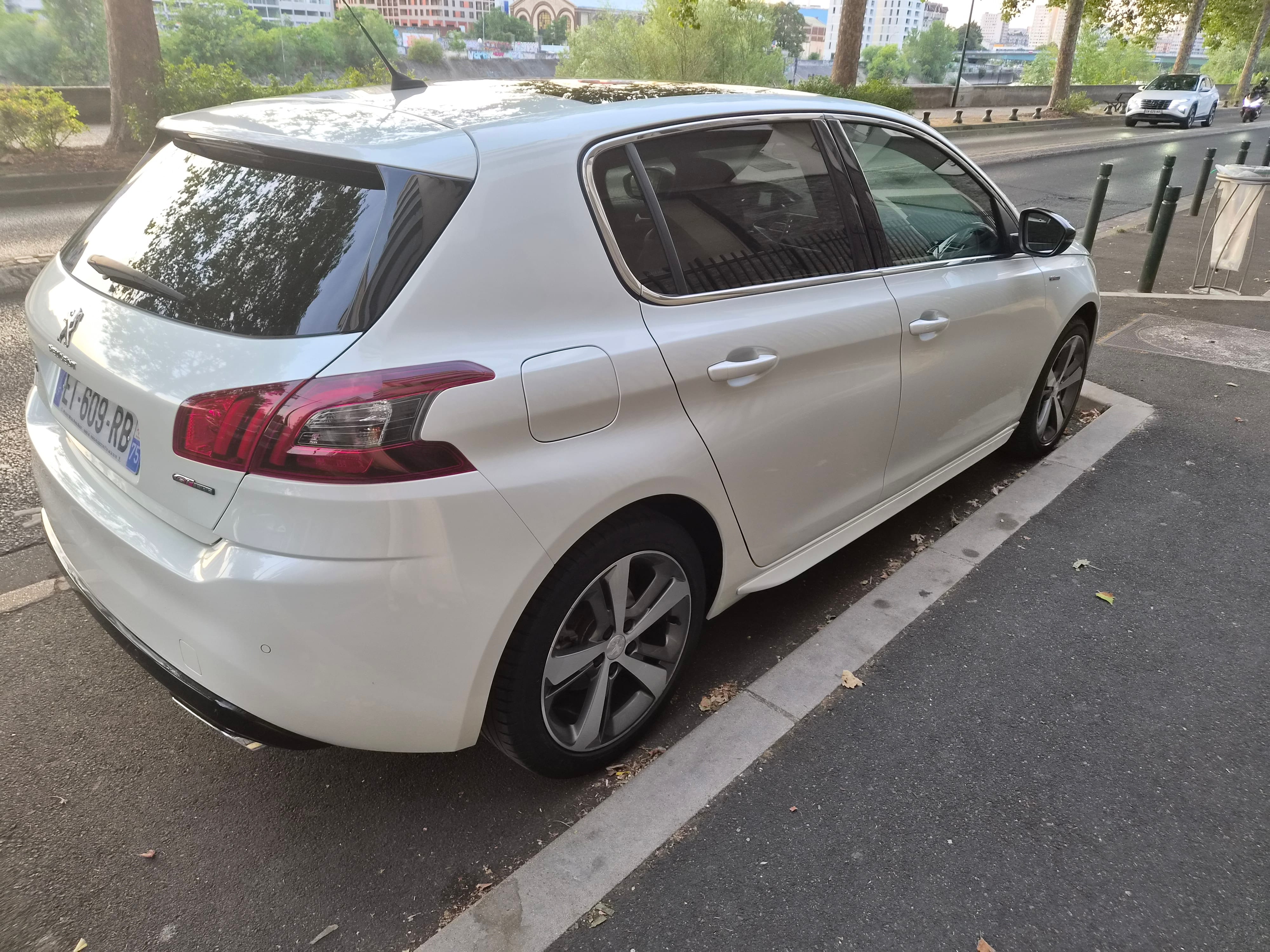 Peugeot 308 GT avec GPS