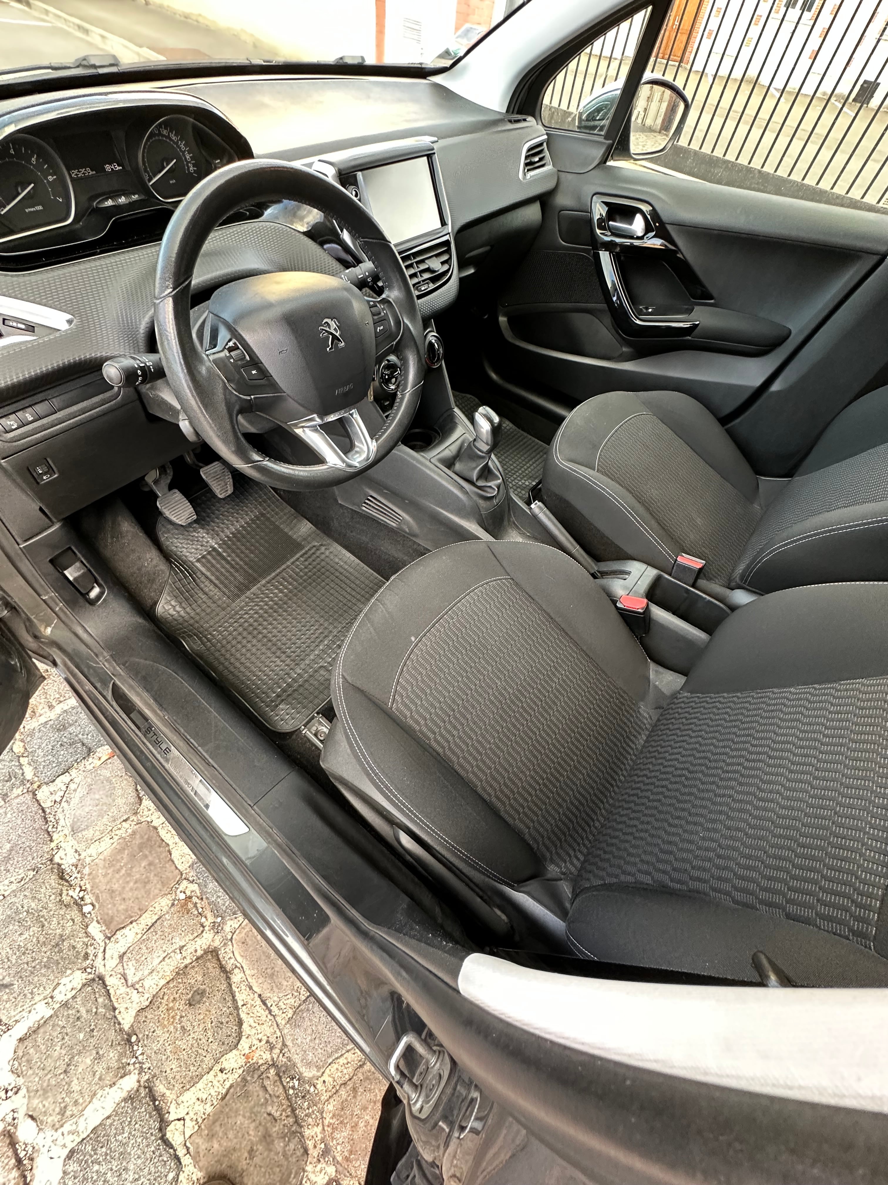Peugeot 208 avec GPS
