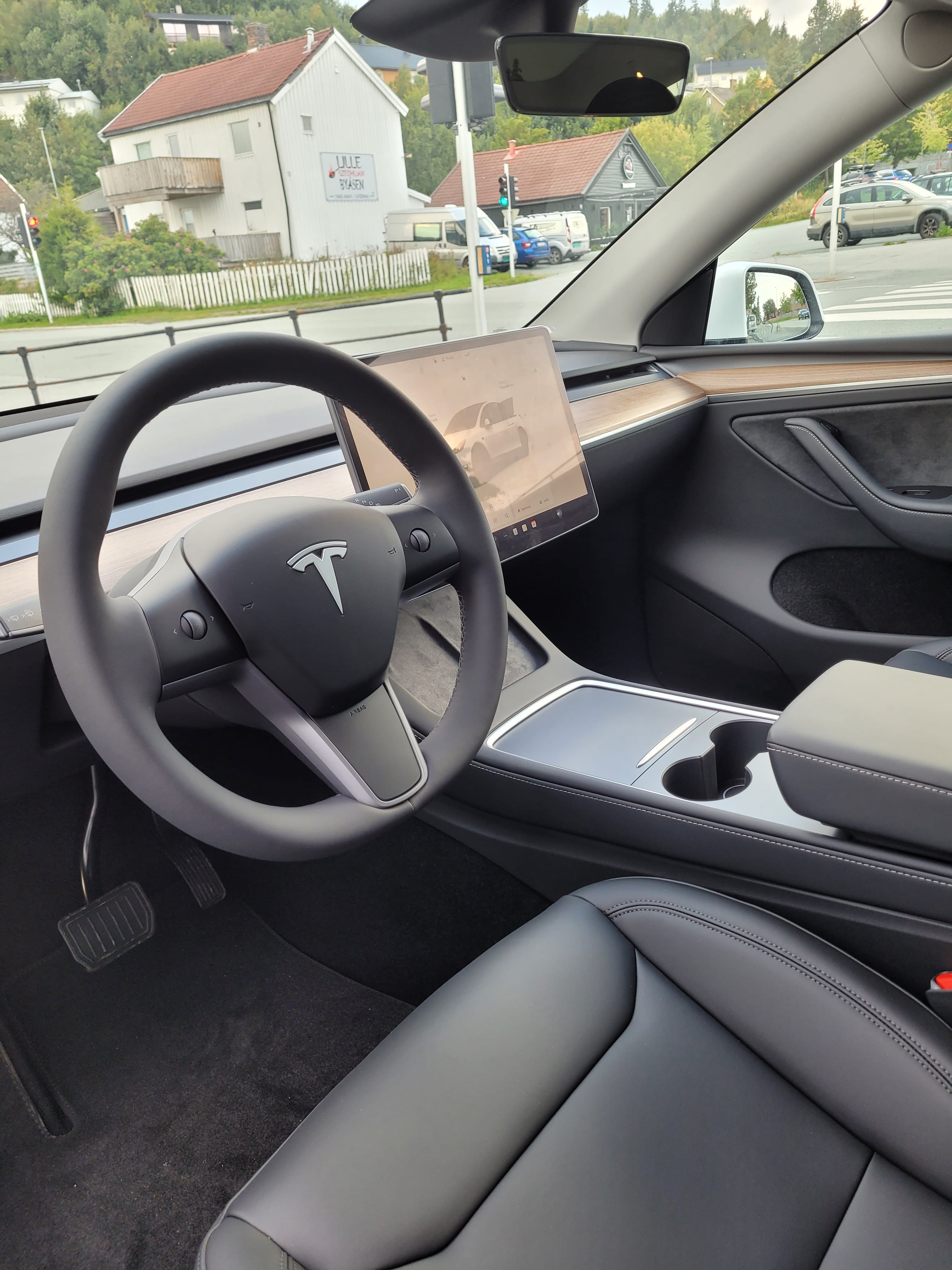 Tesla Model Y Long Range med Bluetooth audio