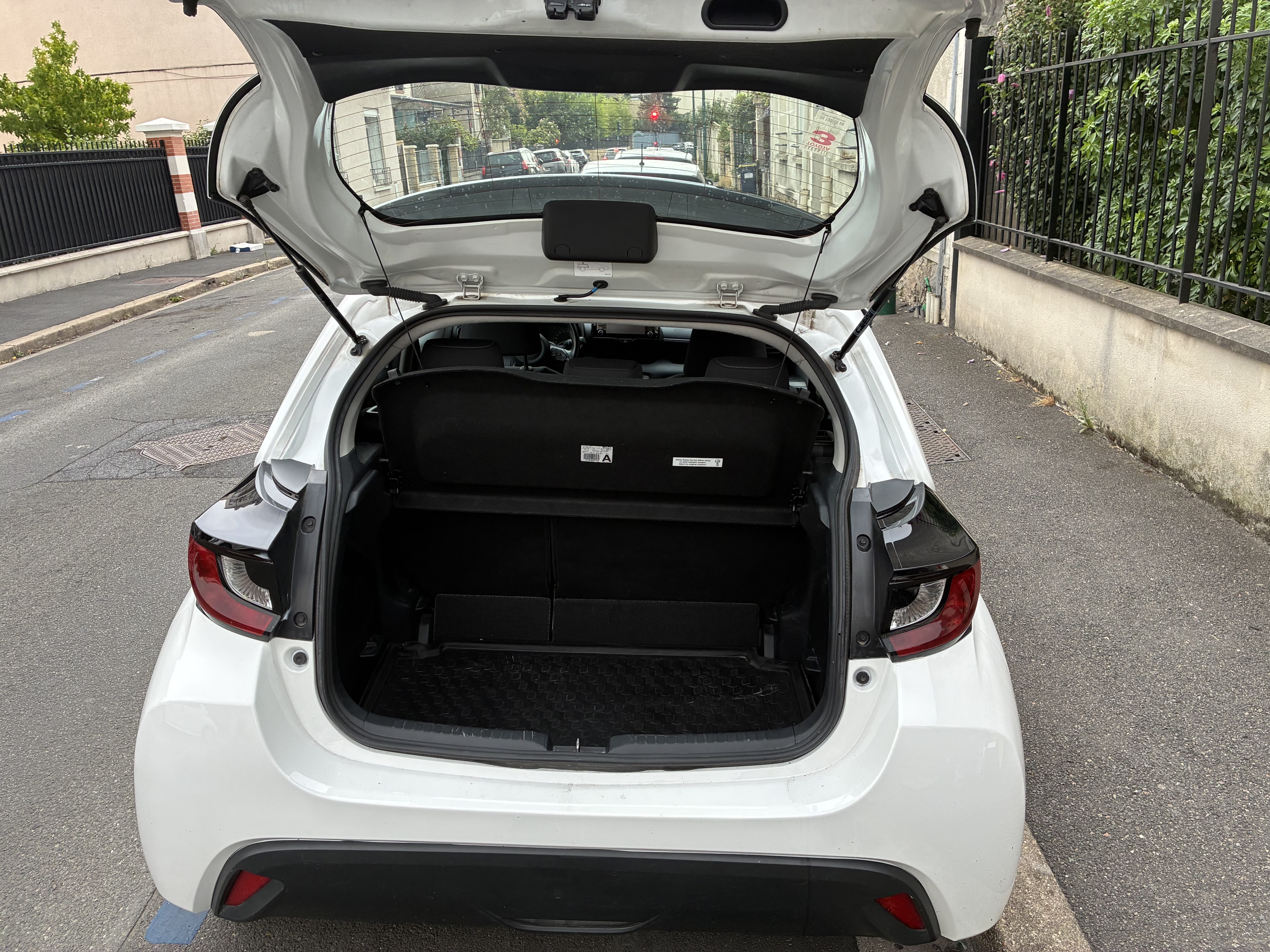 Toyota Yaris Hybride  4 Boîte auto pneus 4 saisons hiver avec Audio Bluetooth