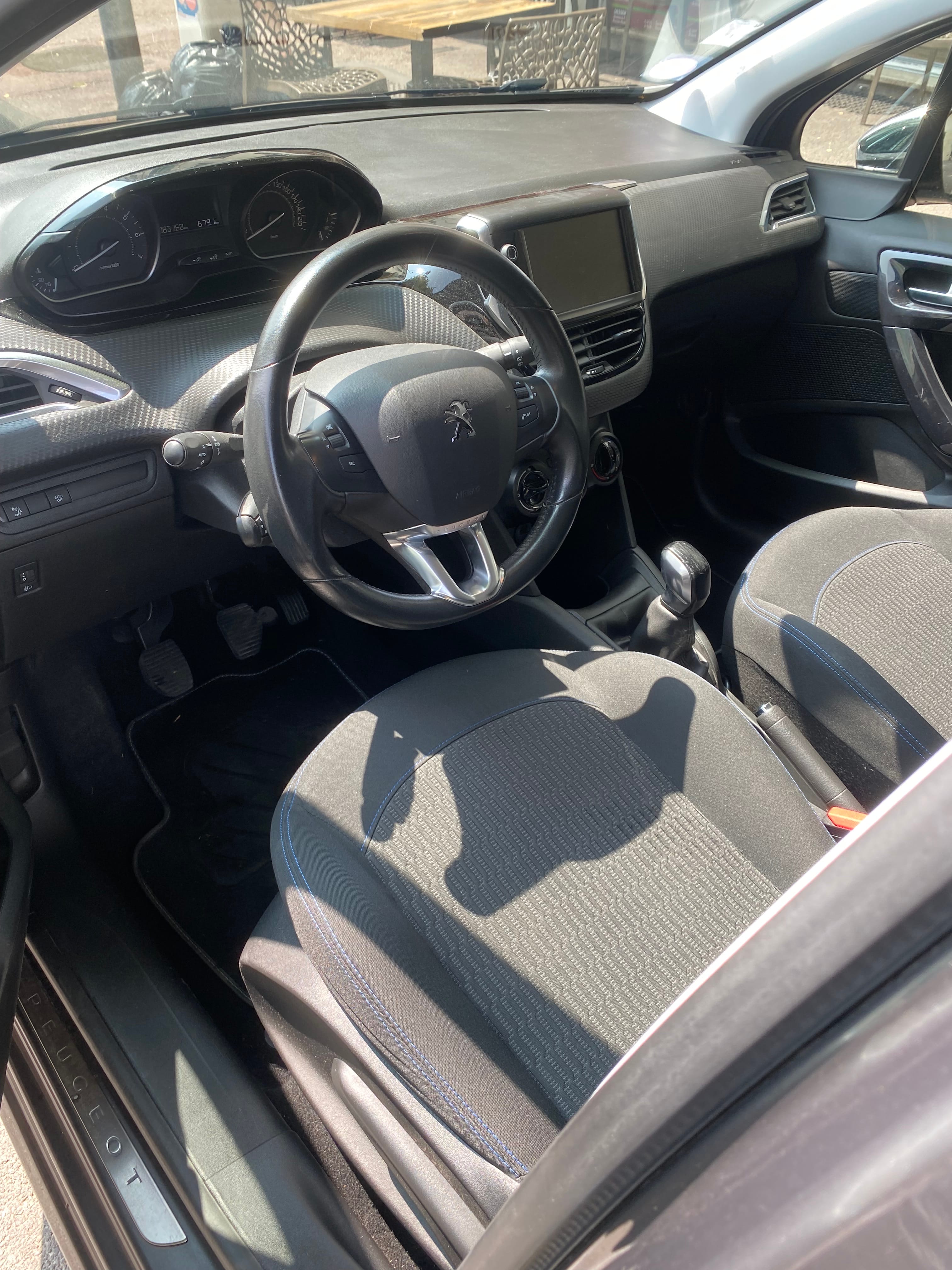 Peugeot 208 avec GPS