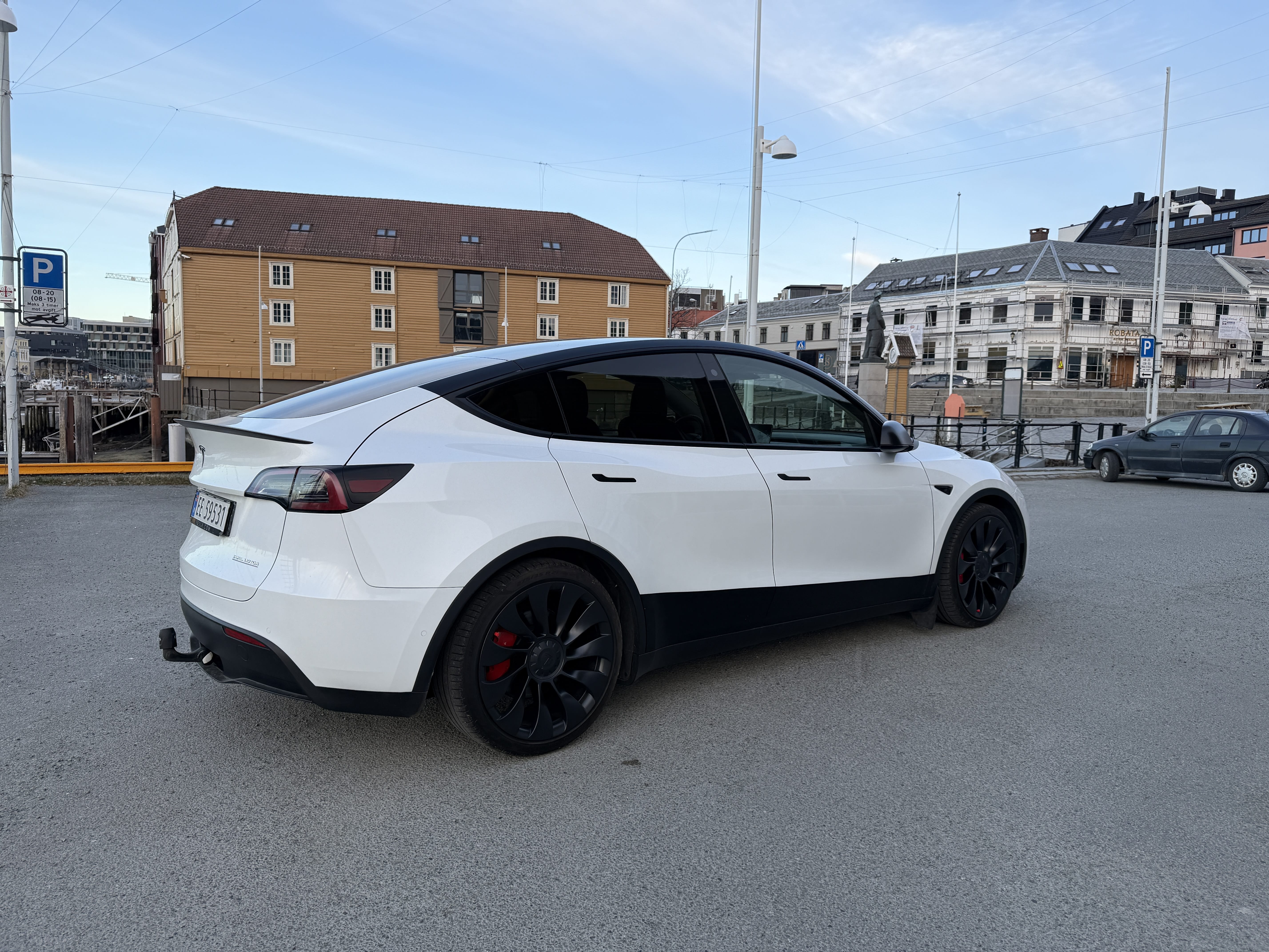 Tesla Model Y Performance med Bluetooth audio