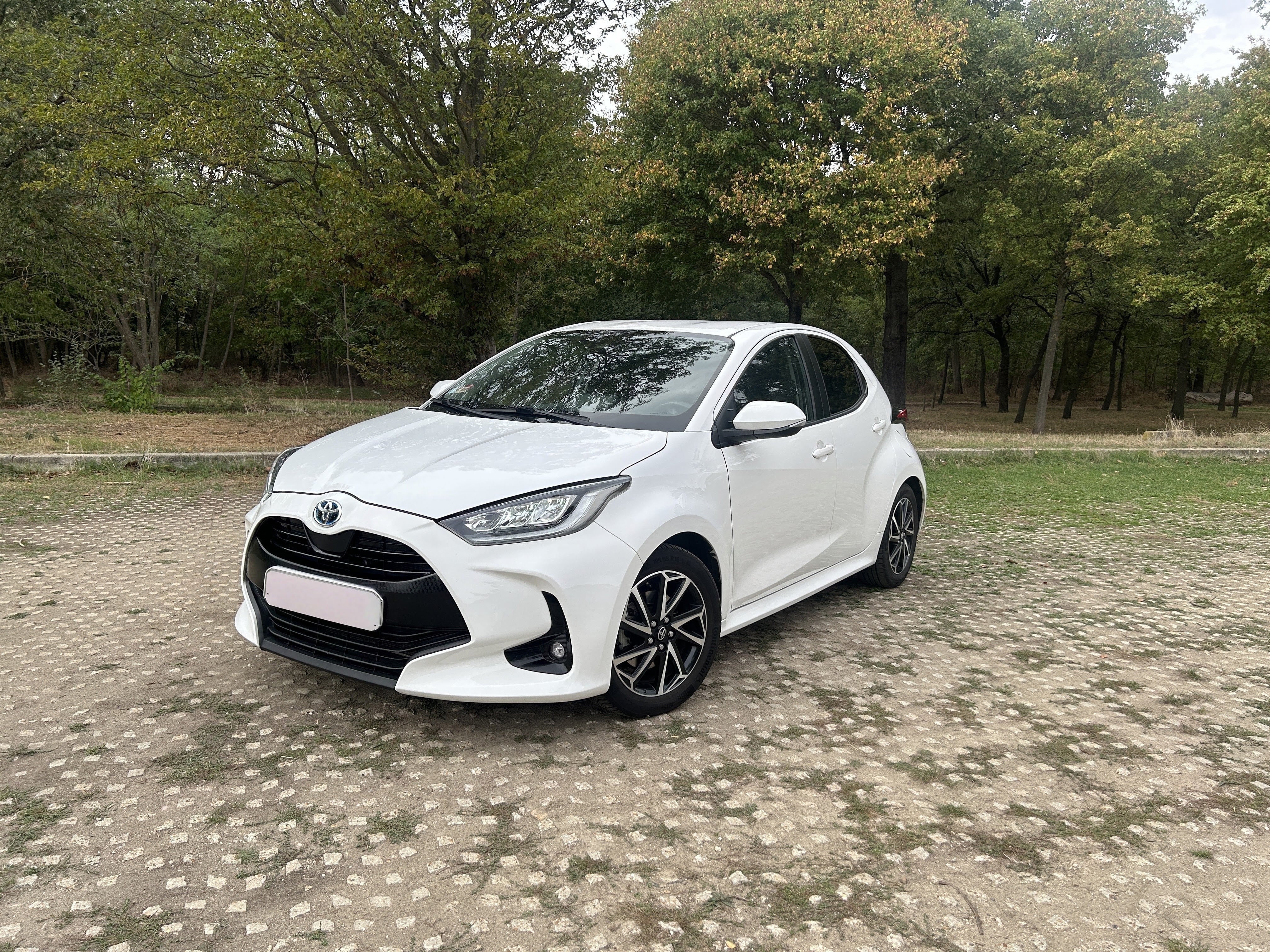 Toyota Yaris Hybride, 2021, Essence 95 / Électrique (hybride), automatique