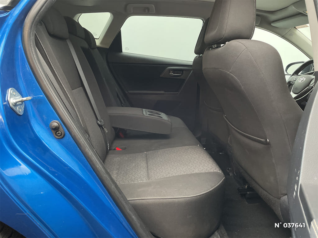 Toyota Auris  Louez la Toyota Auris Hybride – Confort, Économie et Sérénité au Volant ! avec Entrée audio / iPod