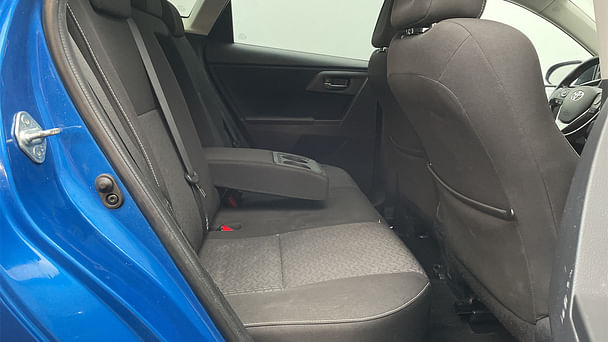 Toyota Auris Louez la Toyota Auris Hybride – Confort, Économie et Sérénité au Volant ! avec Audio Bluetooth