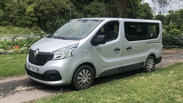 Renault Trafic Passenger Louez le Renault Trafic 9 places – Espace, Confort et Économie pour Tous Déplacements avec Climatisation