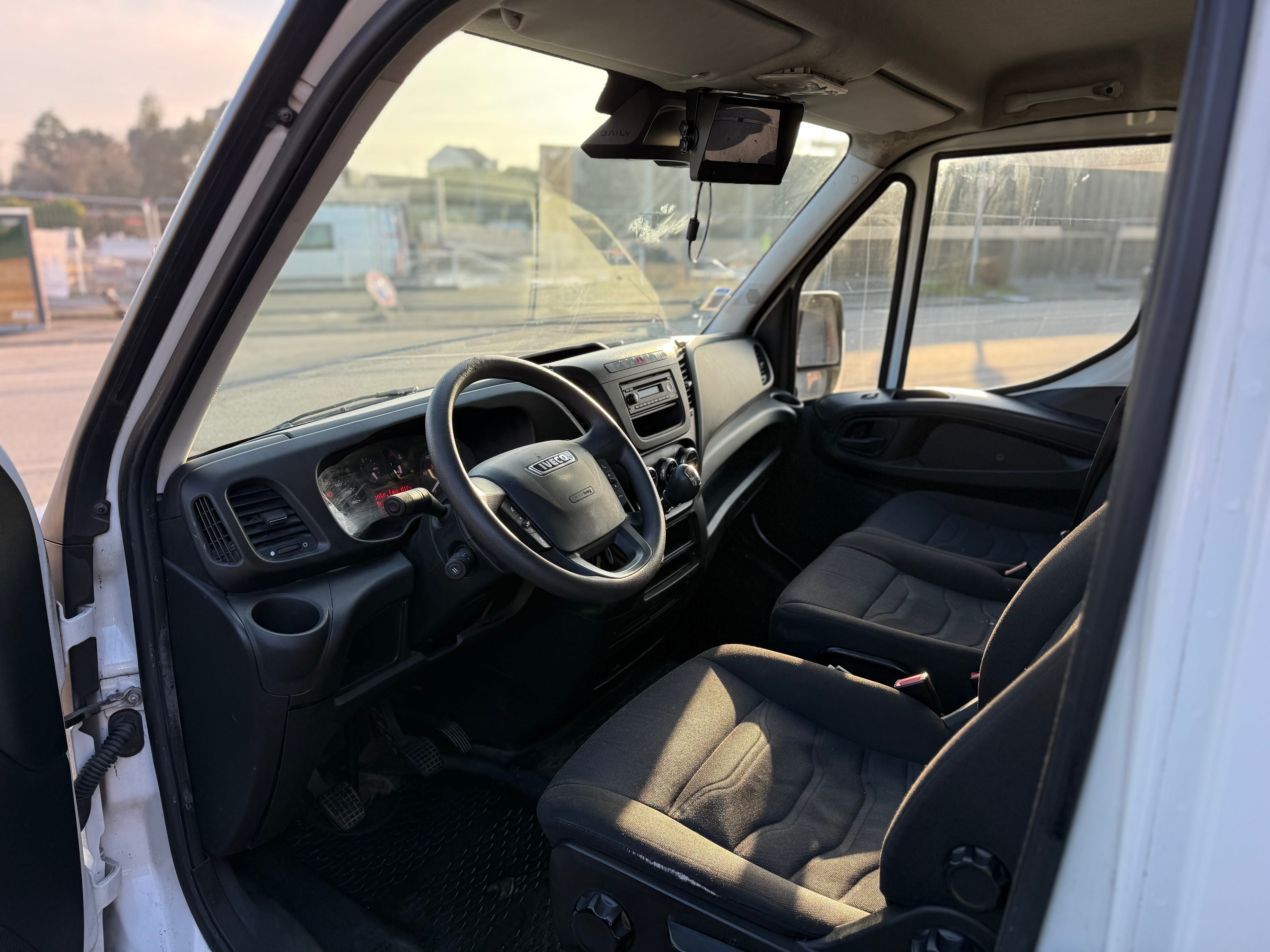 Iveco Daily Fourgon mit Bluetooth-Audio