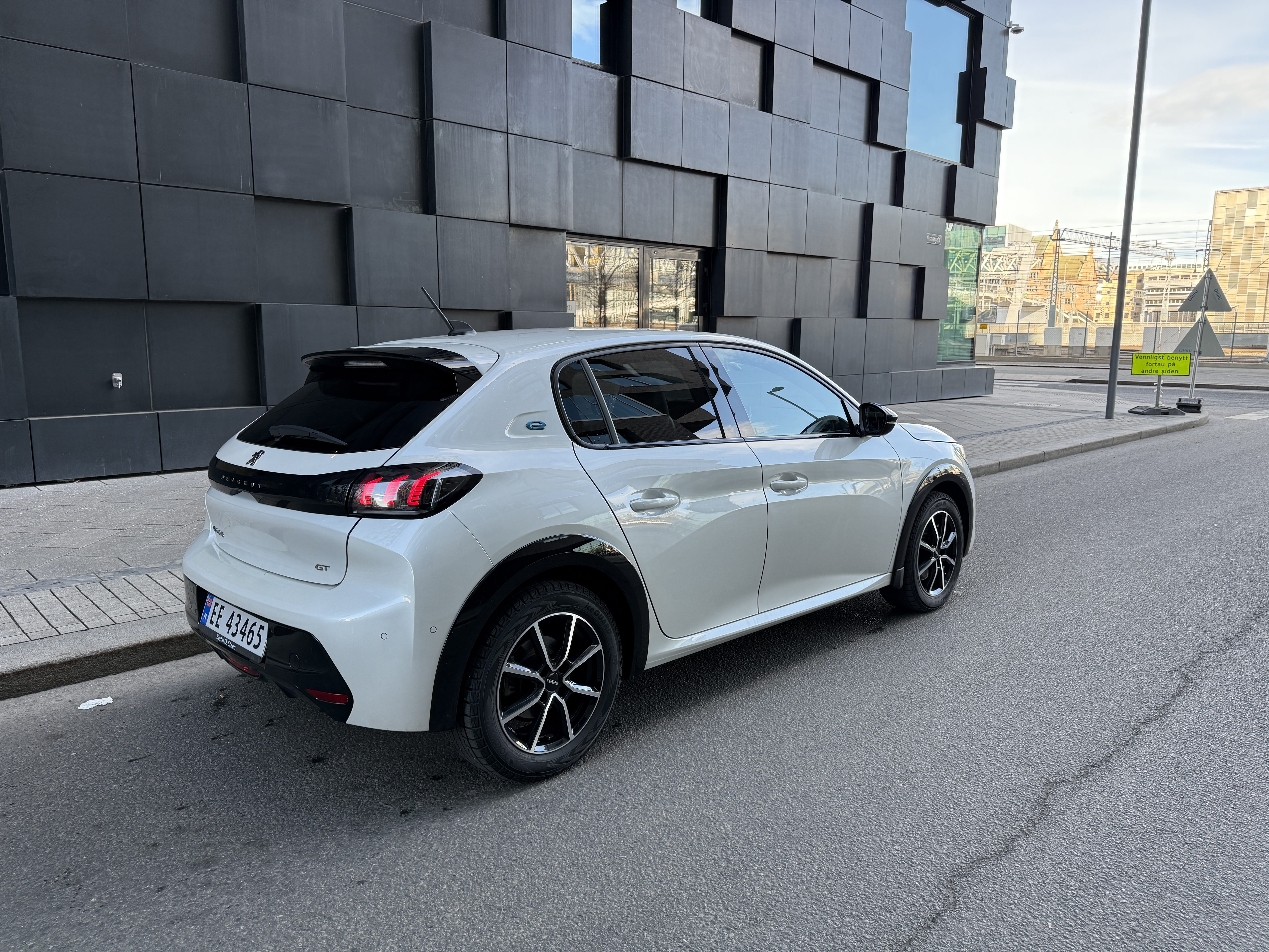 Peugeot 208 GT 300 km rekkevidde per lading med GPS