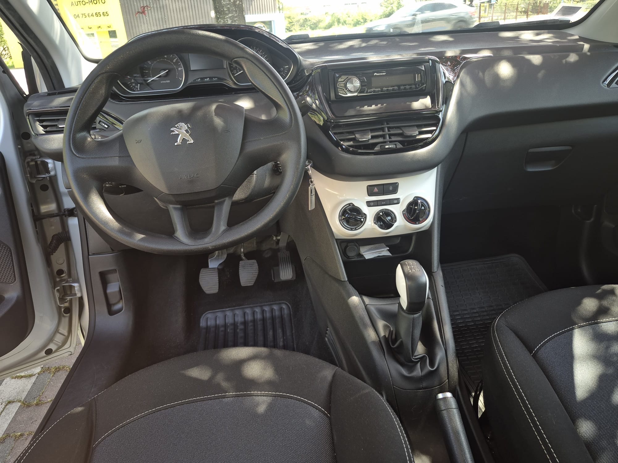 Peugeot 208 avec Autoradio