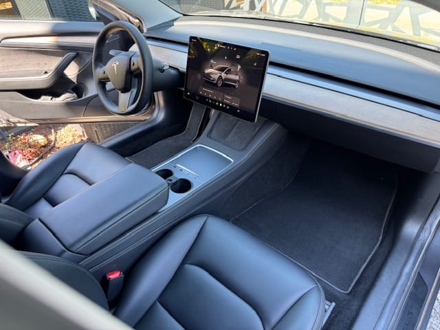 Tesla Model 3 avec Entrée audio / iPod