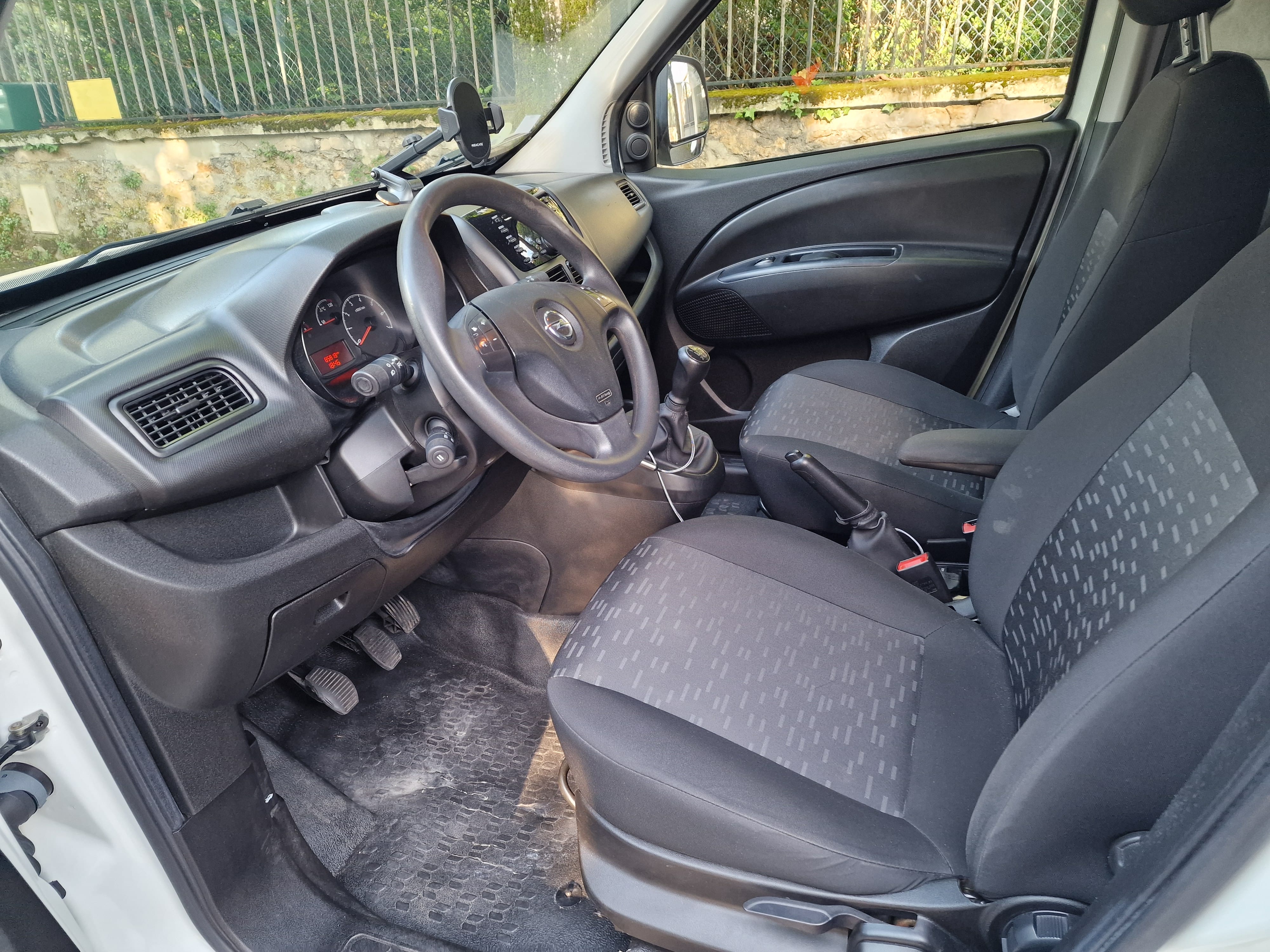 Opel Combo avec Entrée audio / iPod