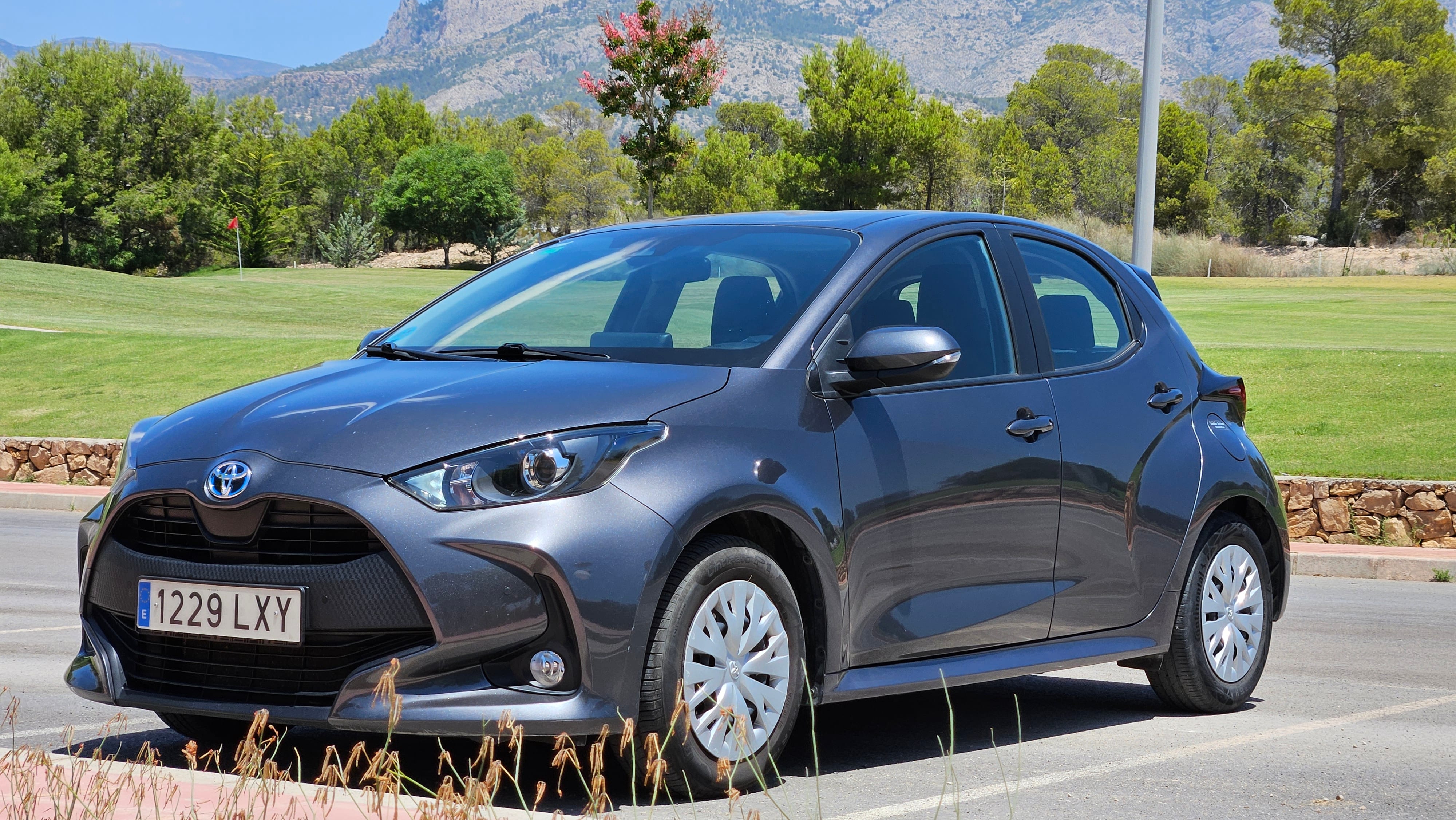 Toyota Yaris, 2022, Gasolina 95 / Eléctrico (híbrido), Automático