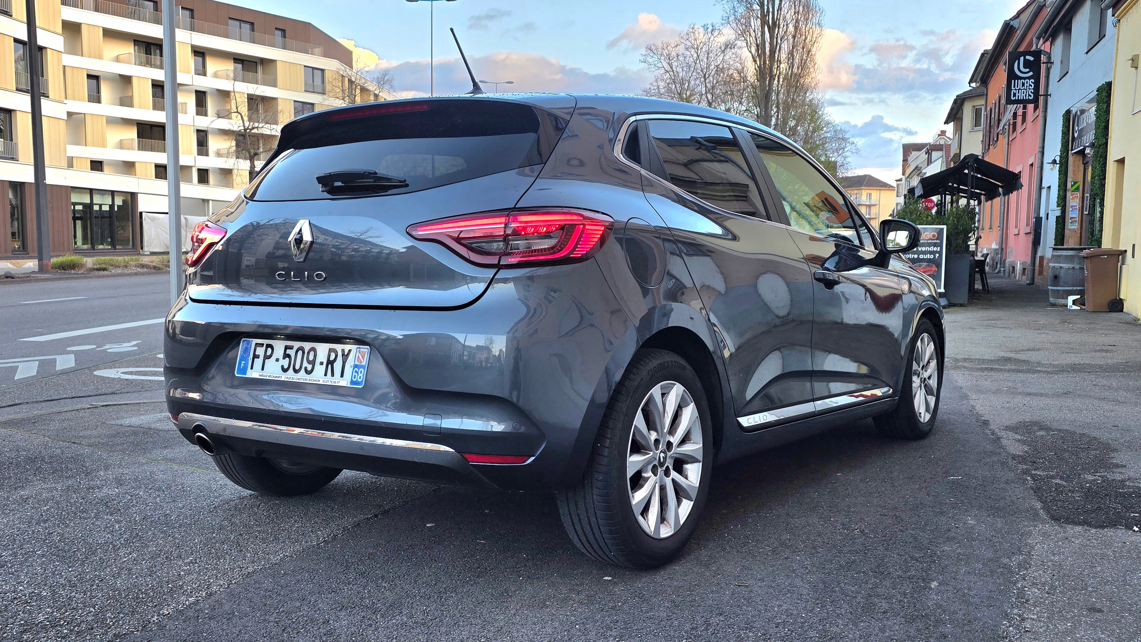 Renault Clio  CLIM - CAMERA - CARPLAY - Disponible 24h/24 avec Audio Bluetooth