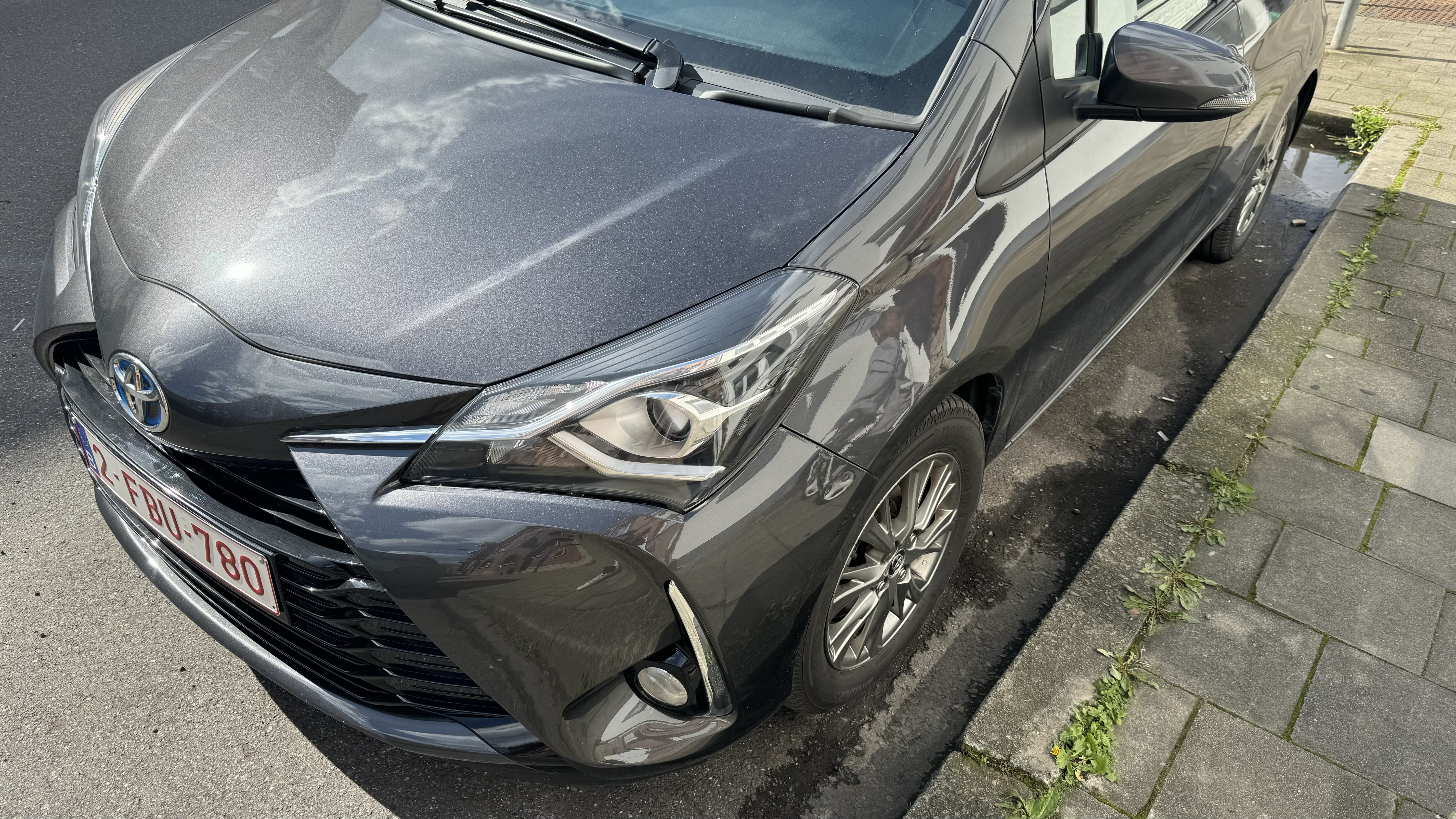 Toyota Yaris Hybride très économique en essence. Carte riverain evere, 2018, Euro 95 (E10) / Électrique (hybride), automatique