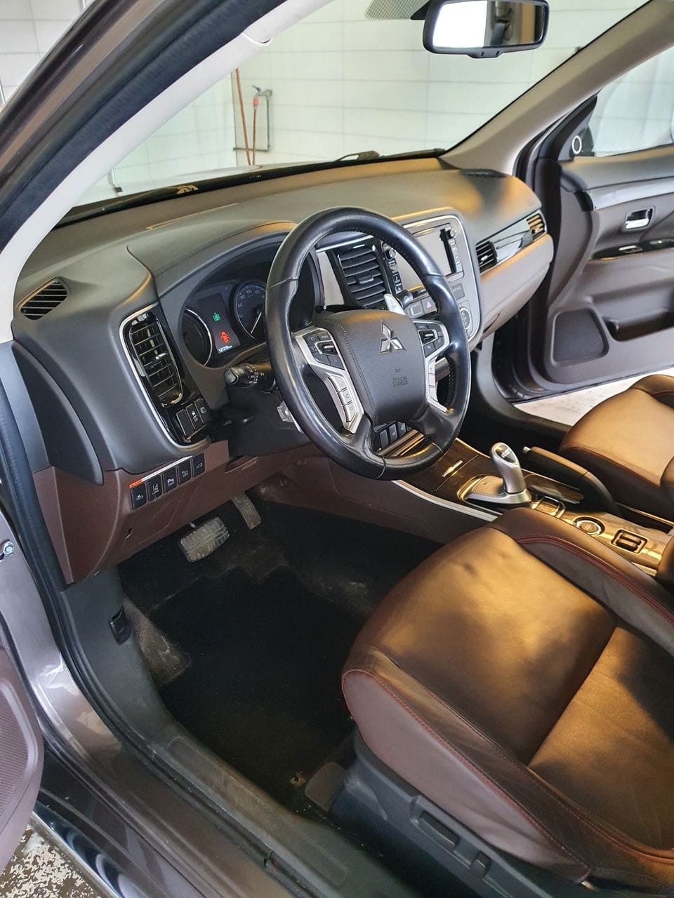 Mitsubishi Outlander PHEV SE with Four-wheel drive