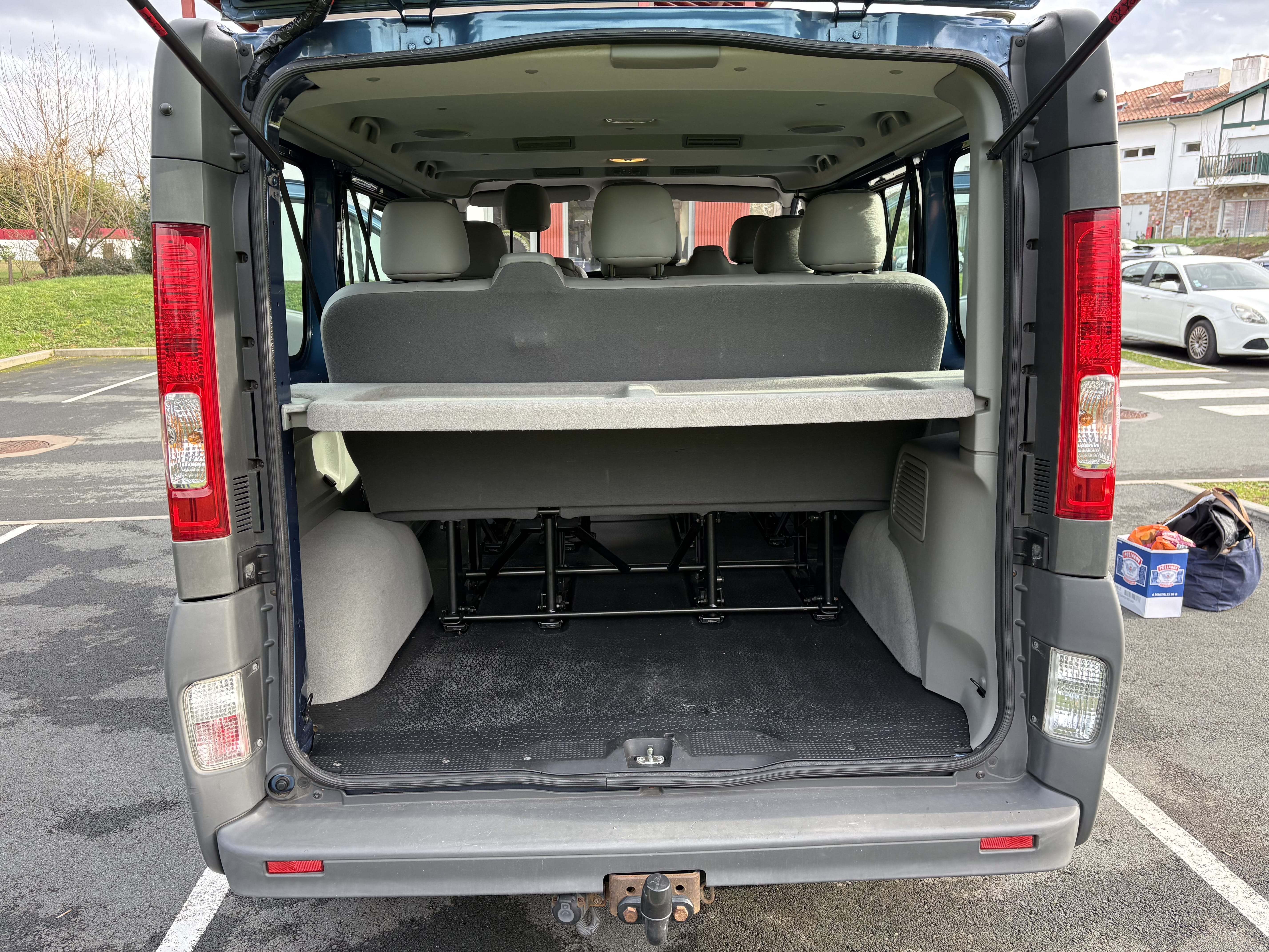 Opel Vivaro Combi avec Attelage