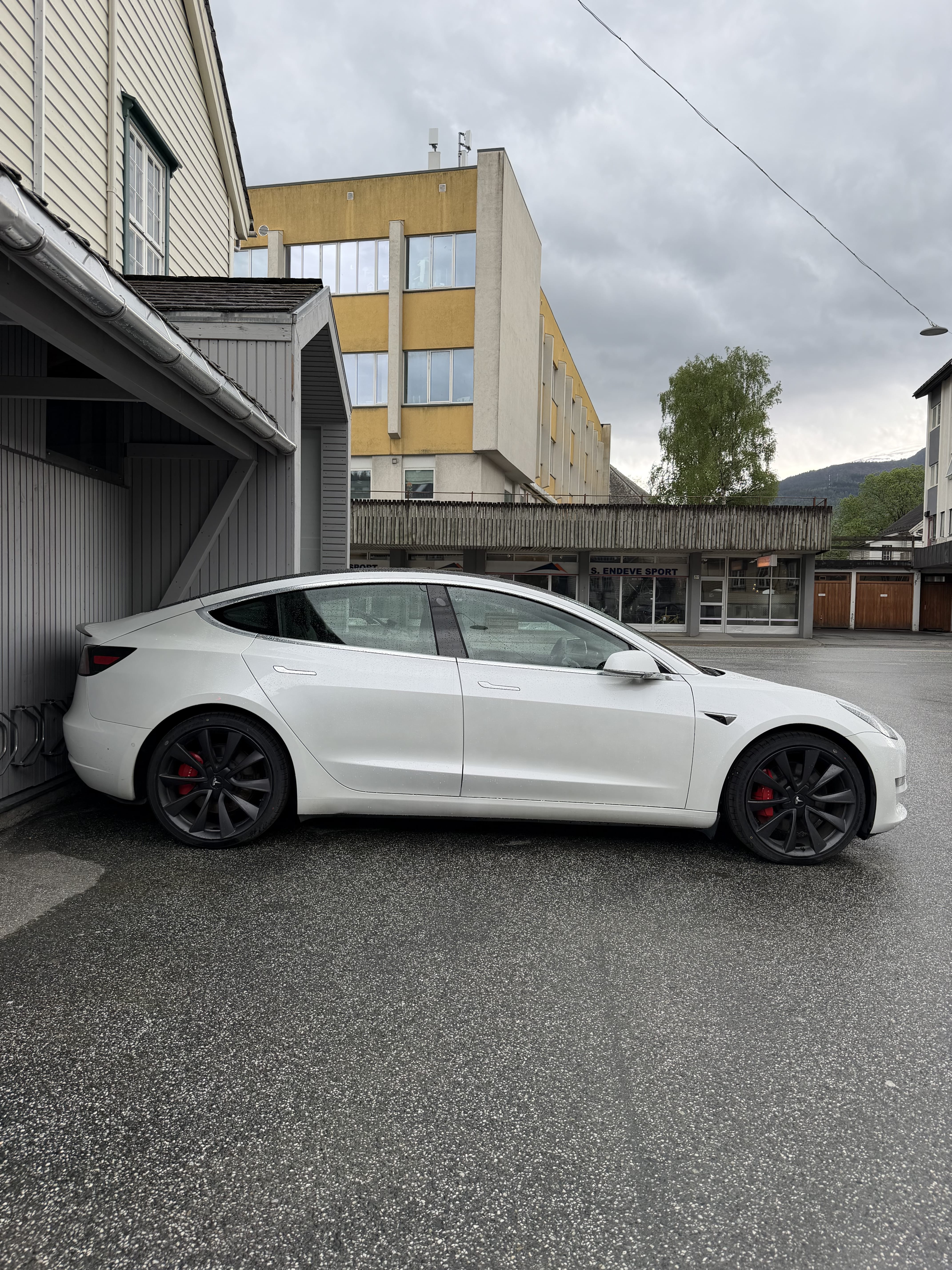 Tesla Model 3 Performance med Cruisekontroll