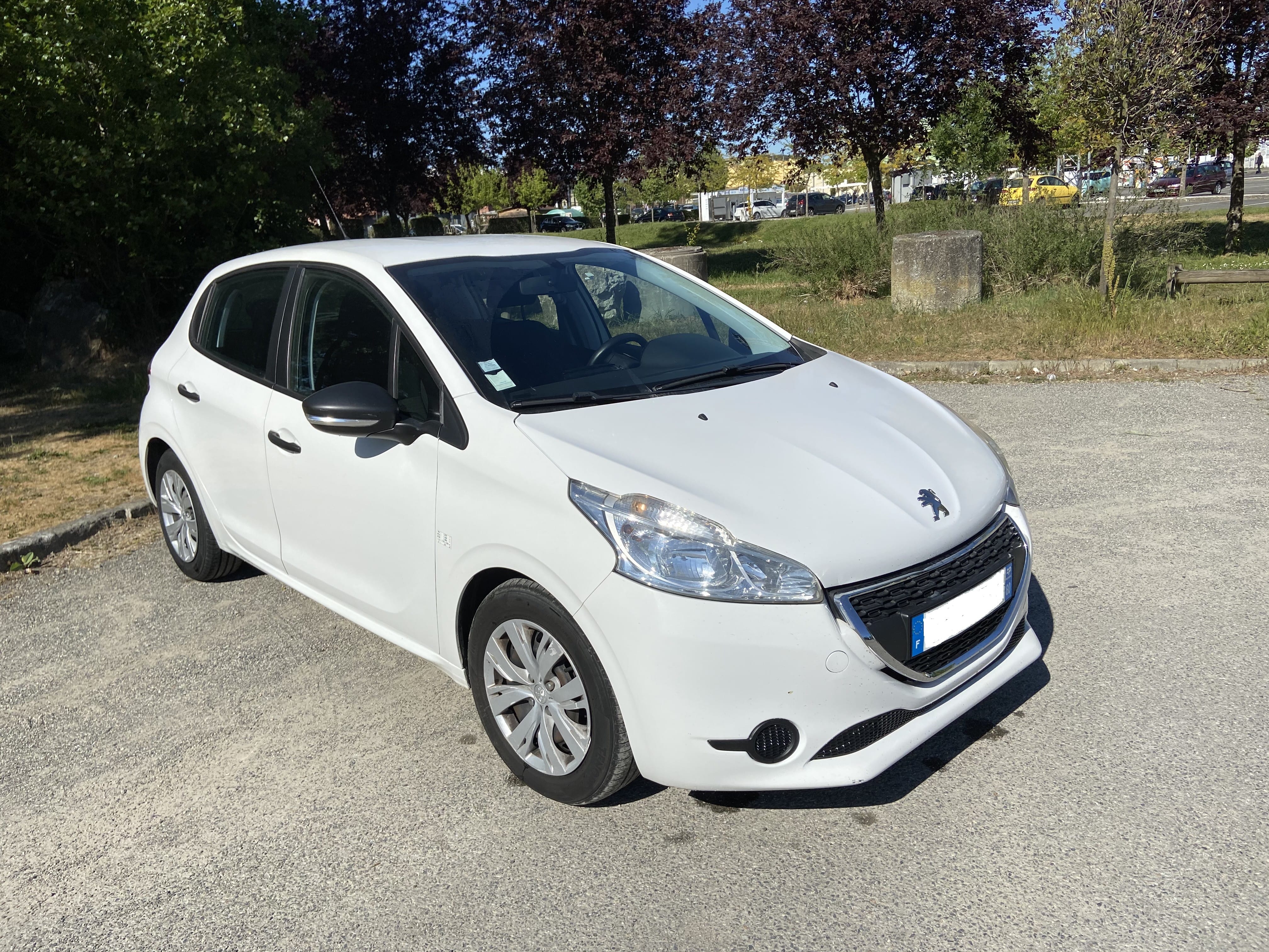 Peugeot 208 (CQ478GT) avec Entrée audio / iPod