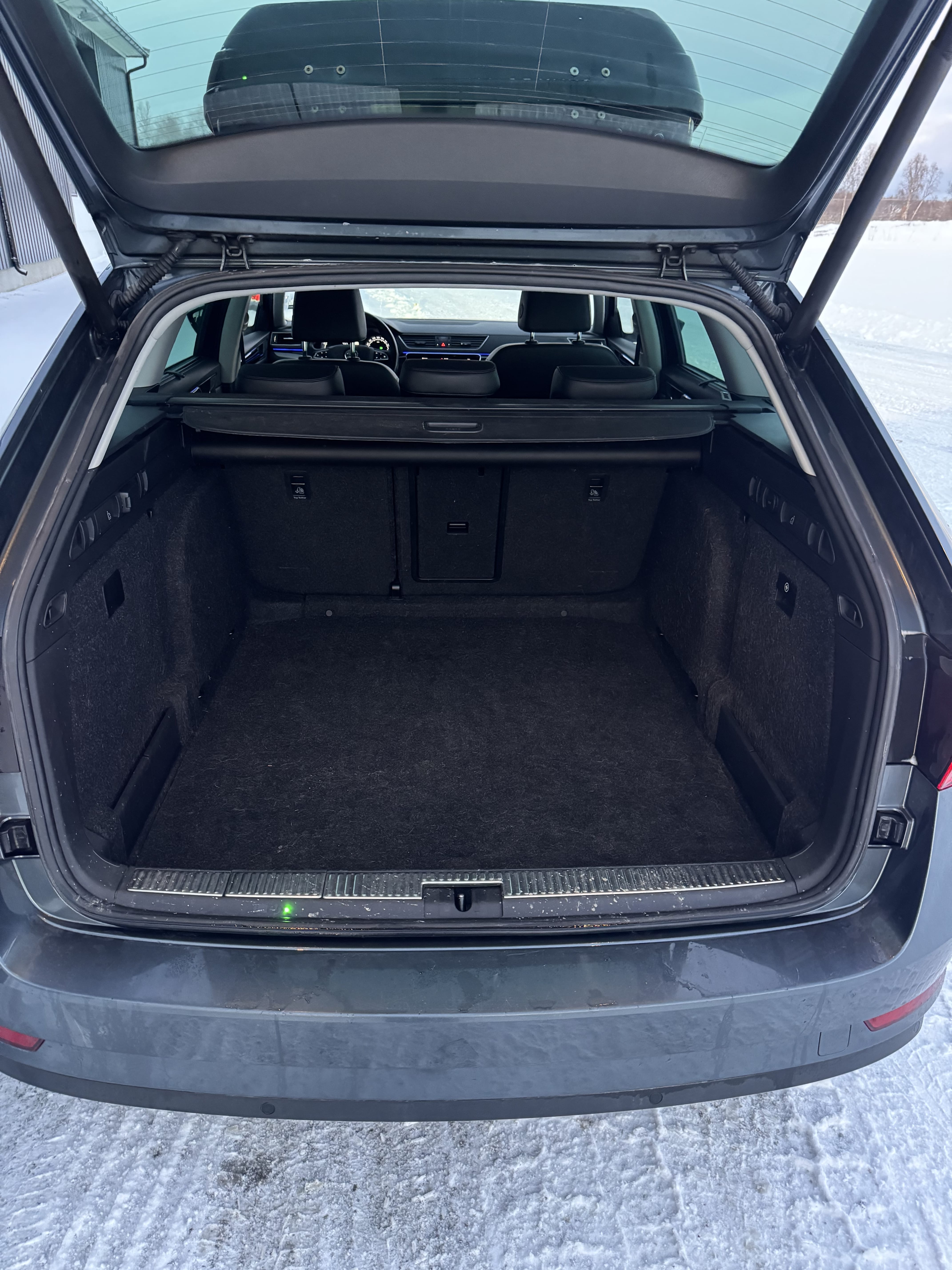 Skoda Superb med Skiboks