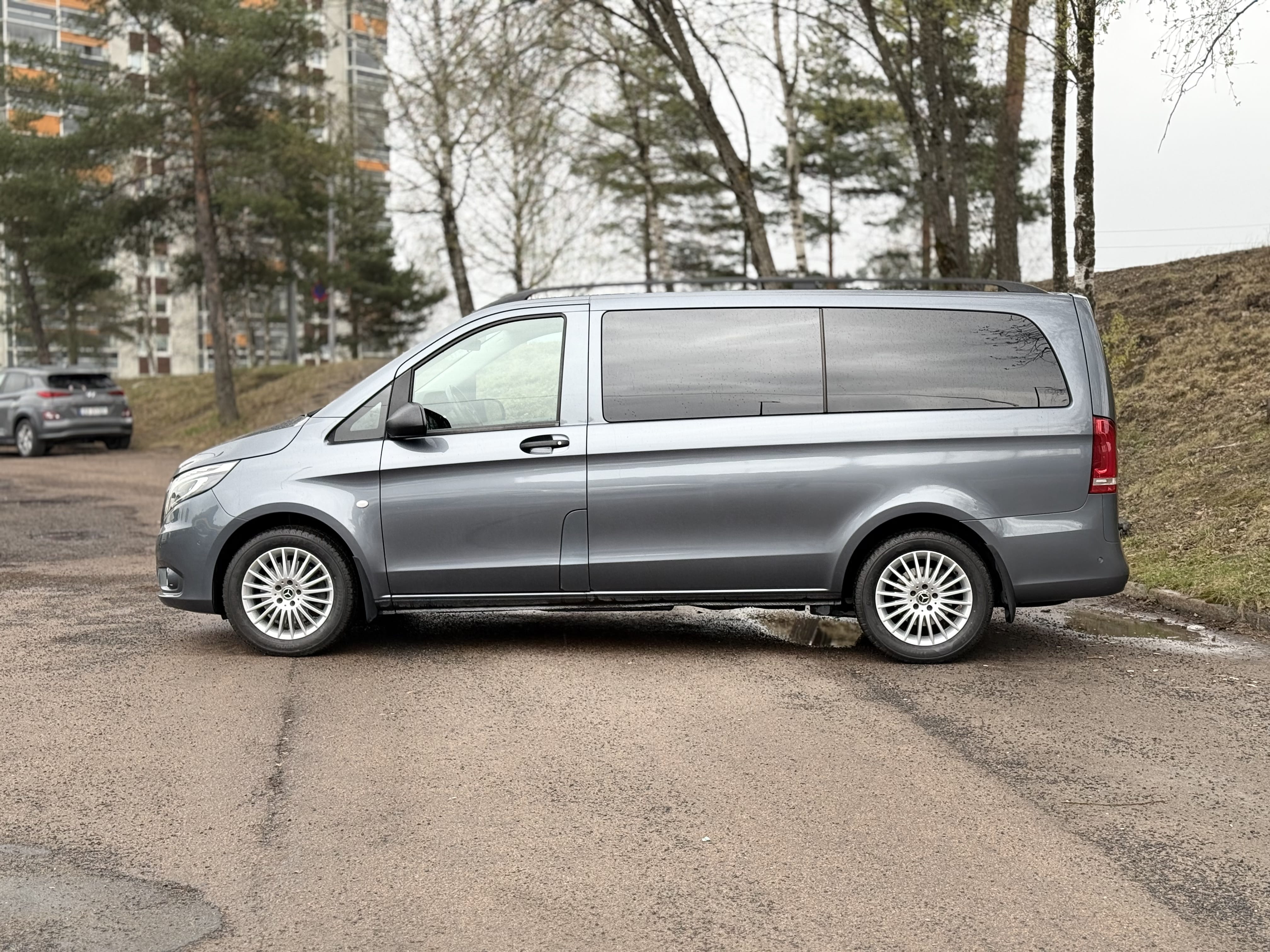 Mercedes-Benz Vito Tourer 9 seter med automat gir - piggdekk på med Aircondition