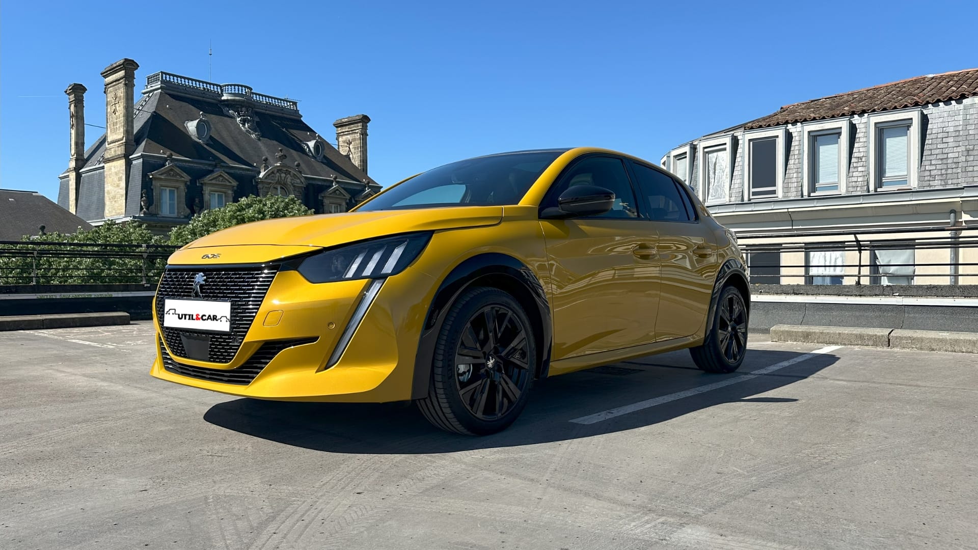 Peugeot 208 GT Line JAUNE | AUTO | GPS | GARE ST-JEAN (750m), 2023, Essence 95, automatique