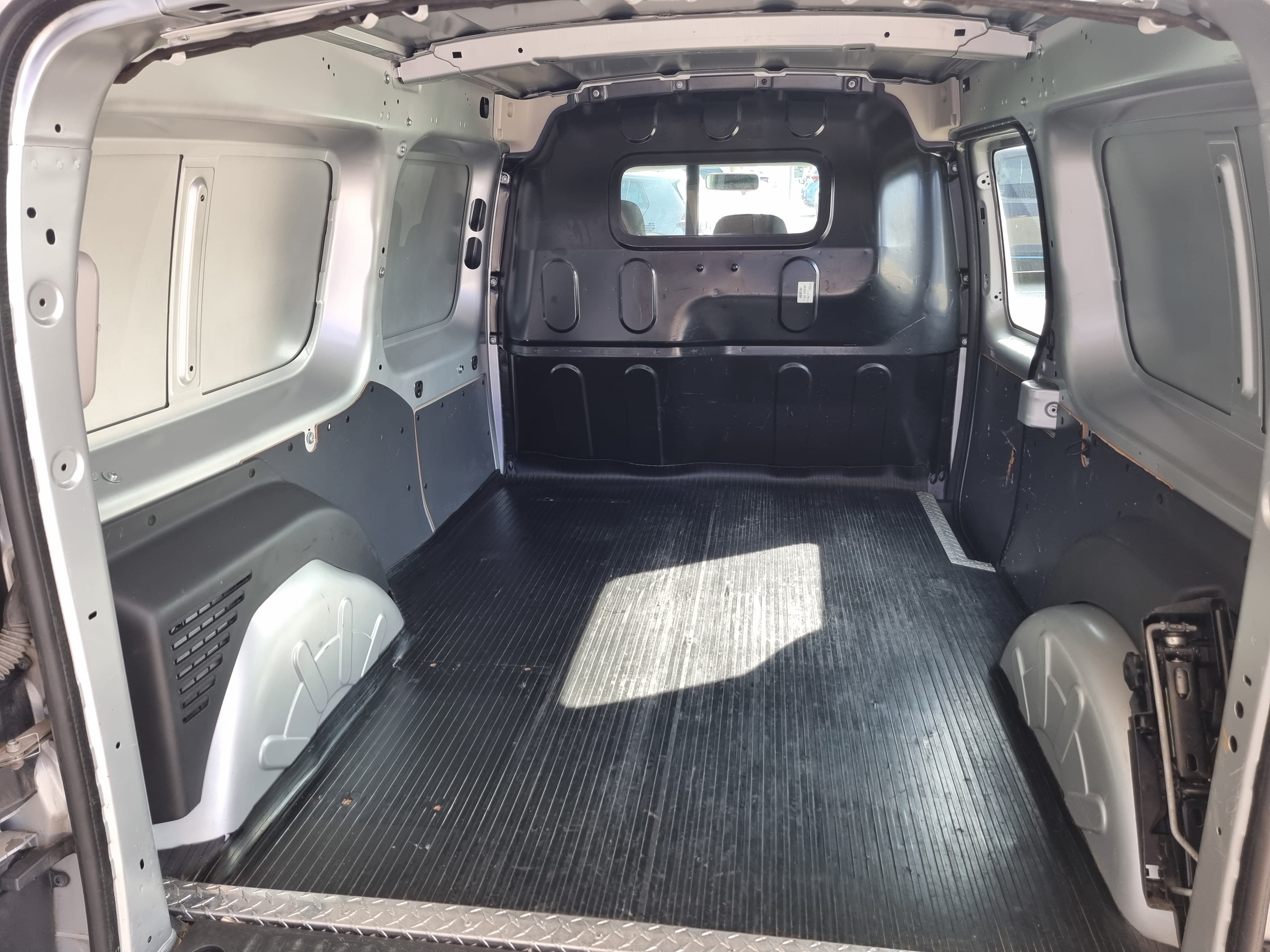 Renault Kangoo Varebil 1.5 Diesel, Manual, 4mc2, 3 seats, freecamping possible with Bluetooth audio