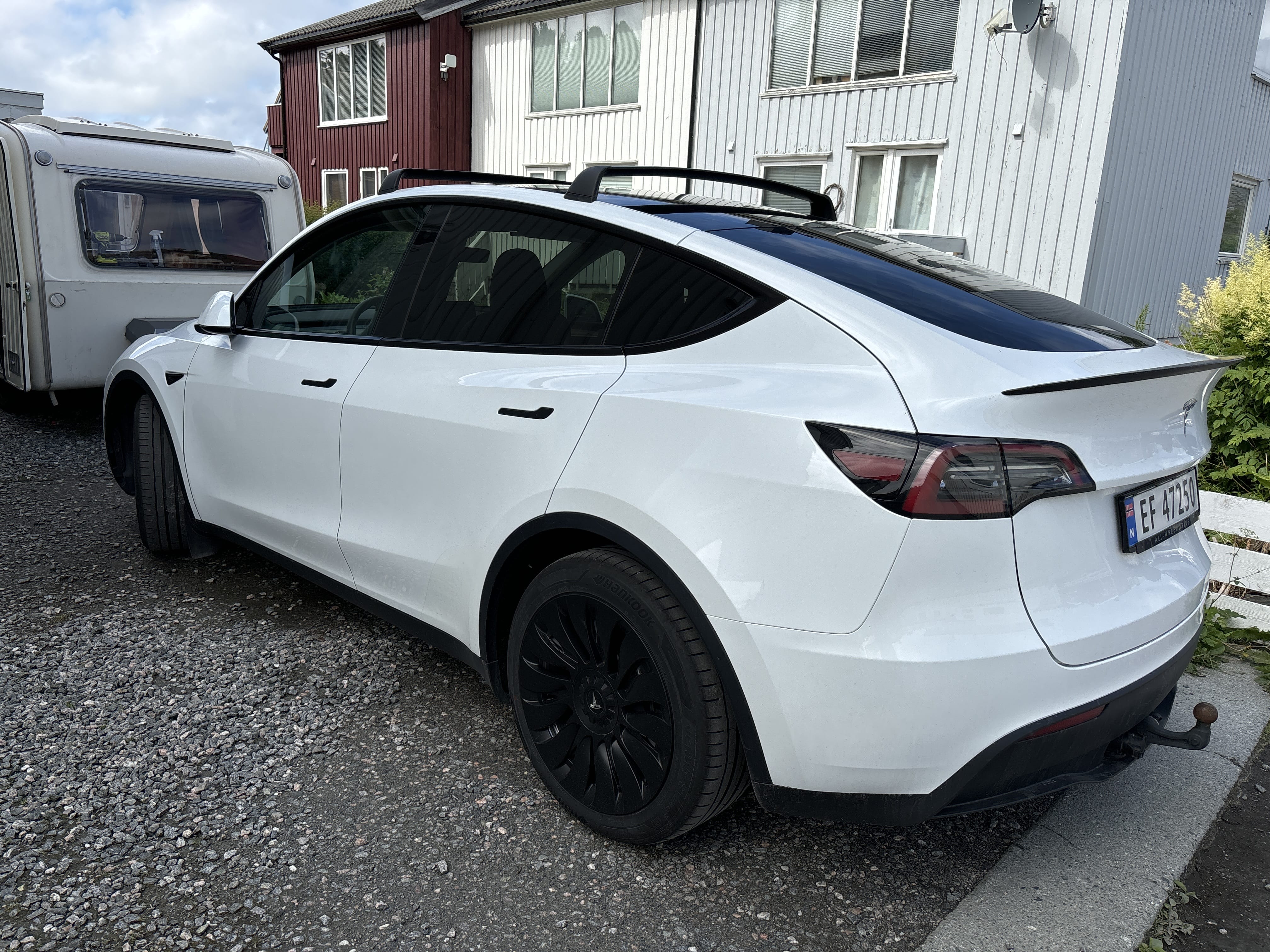 Tesla Model Y med GPS