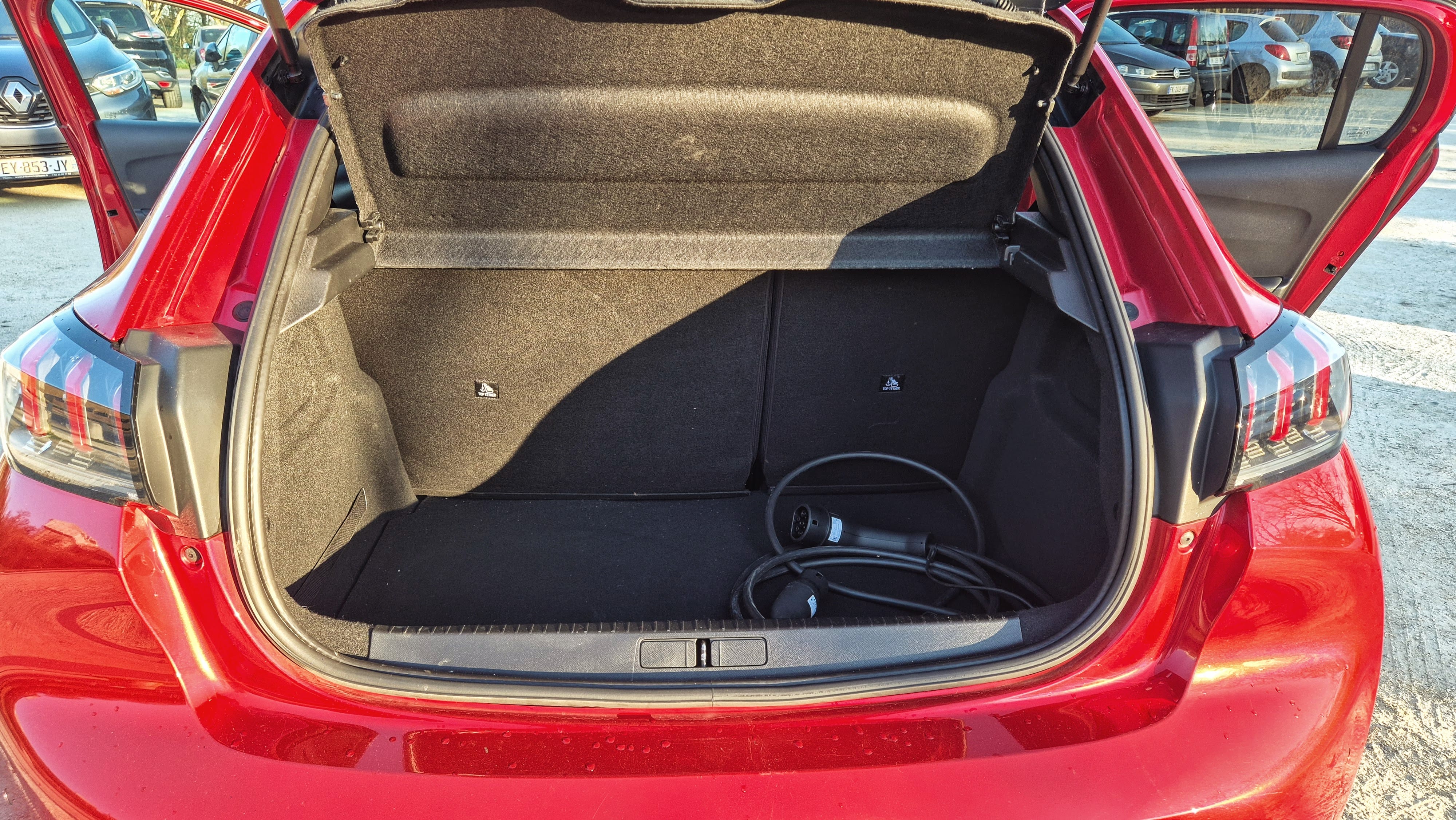 Peugeot e-208 GT avec Apple CarPlay