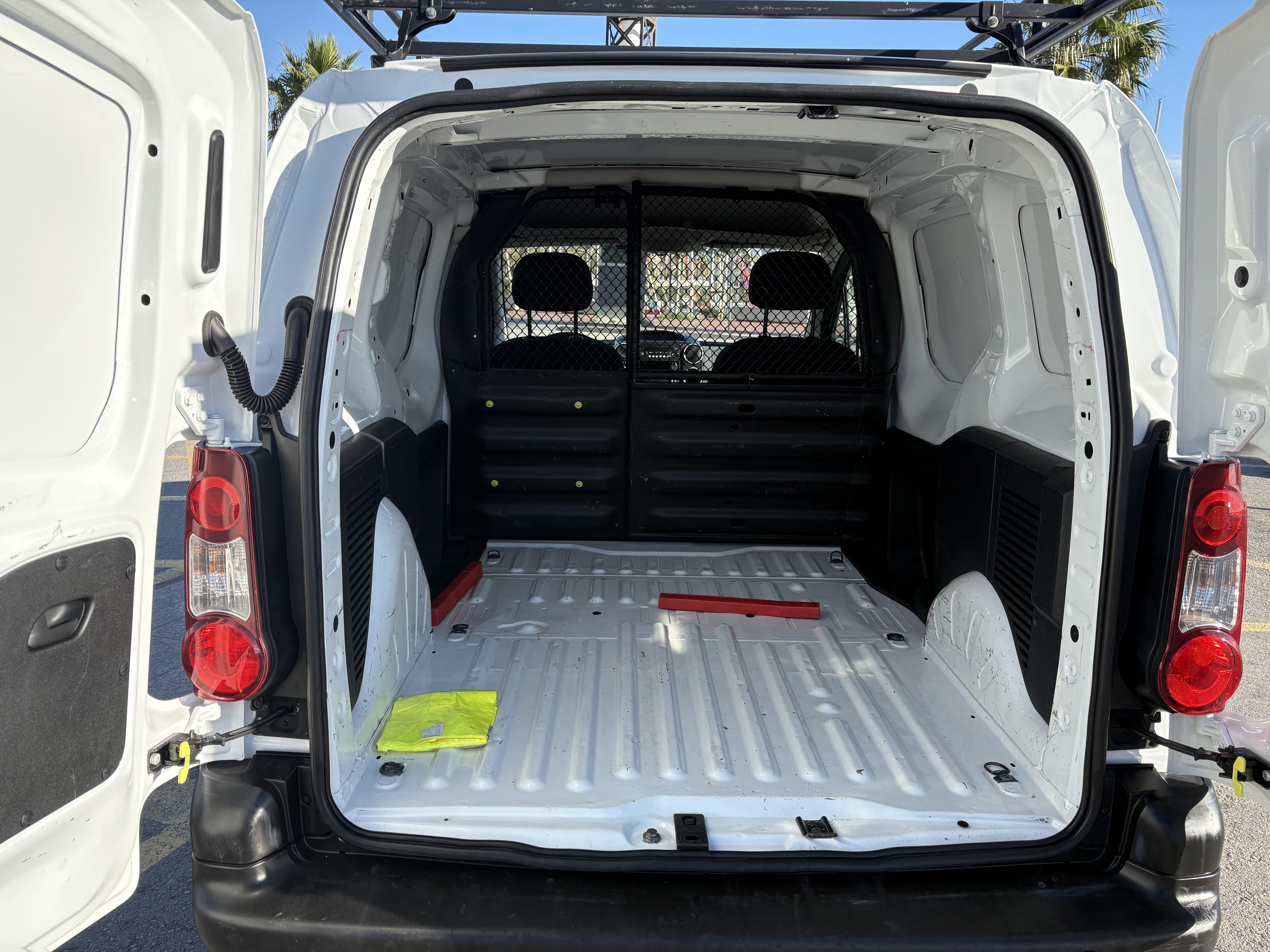 Peugeot Partner Furgoneta with Roof box