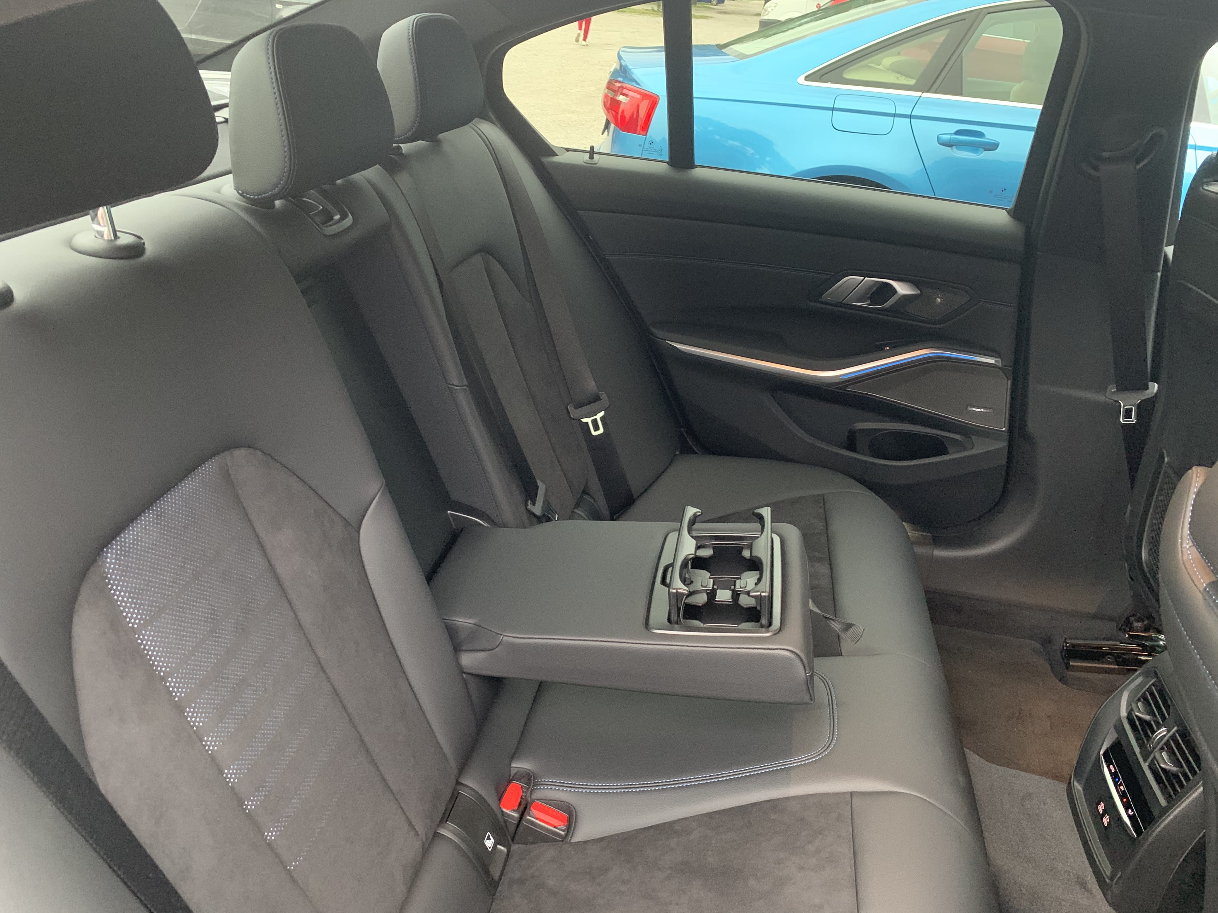 BMW 3er New BMW 330e + accommodations in Vienna mit Kindersitz