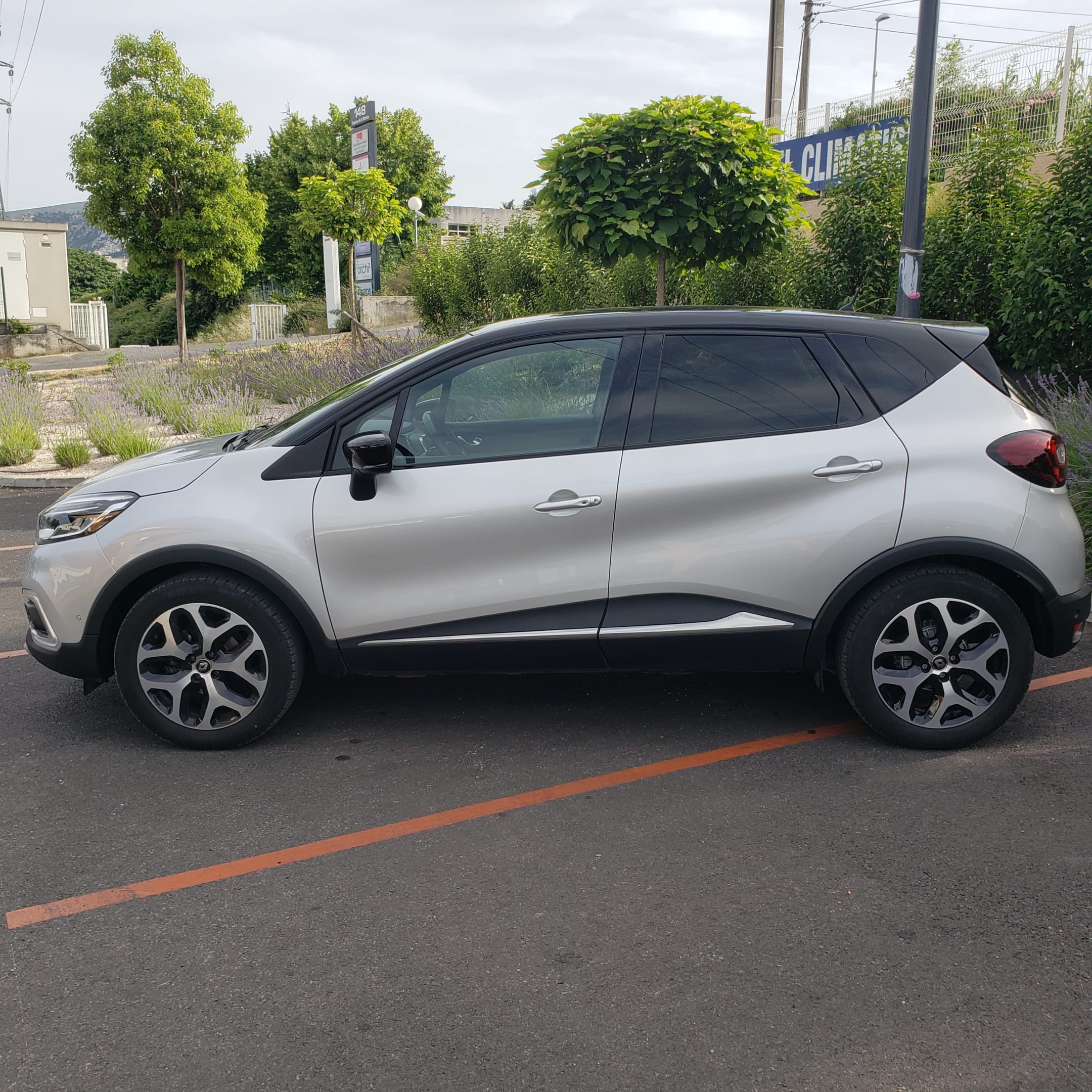 Renault Captur Aeroport Marseille, 24/24 , excellent état, bien équipée avec Climatisation