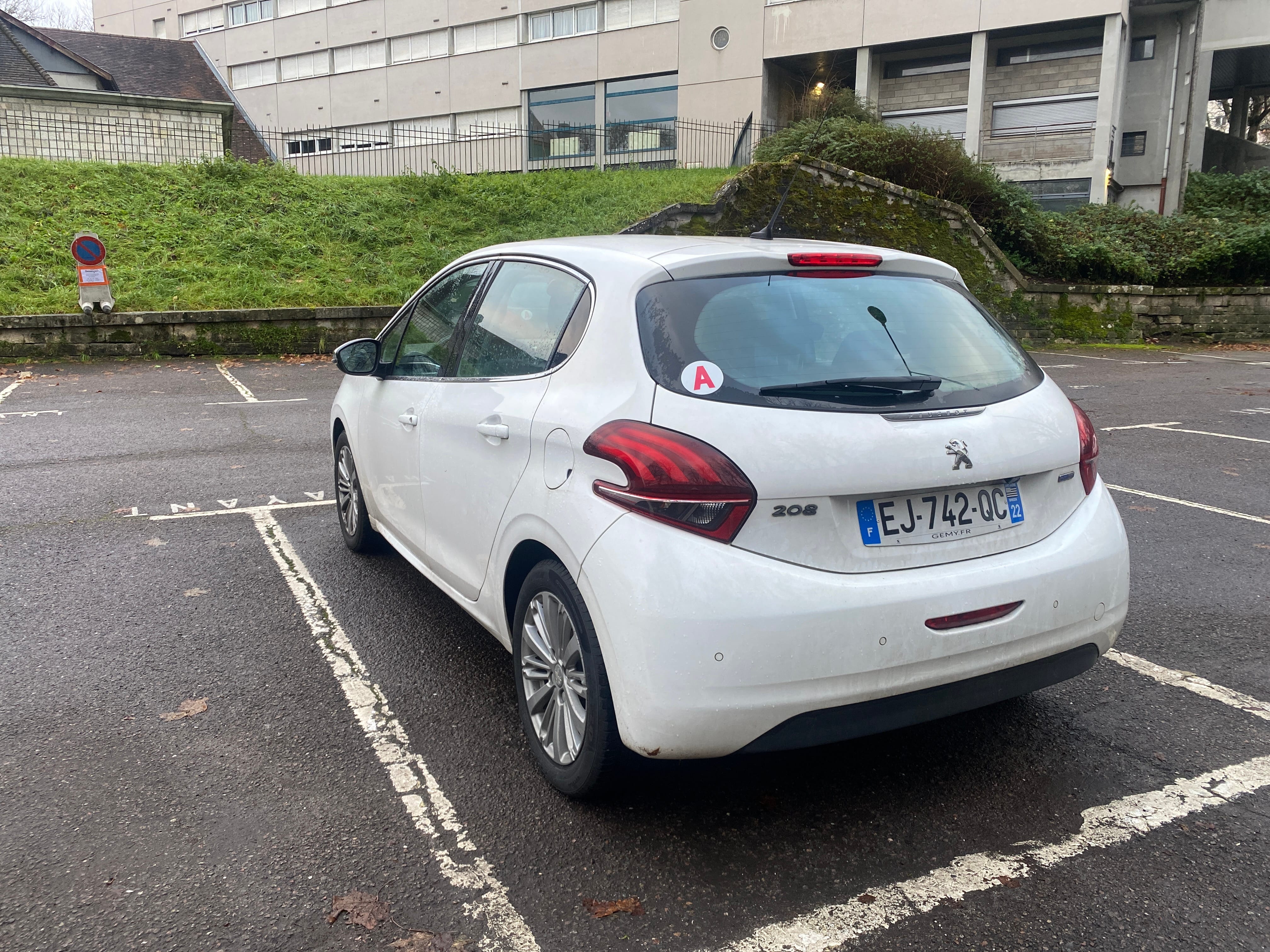 Peugeot 208 avec GPS